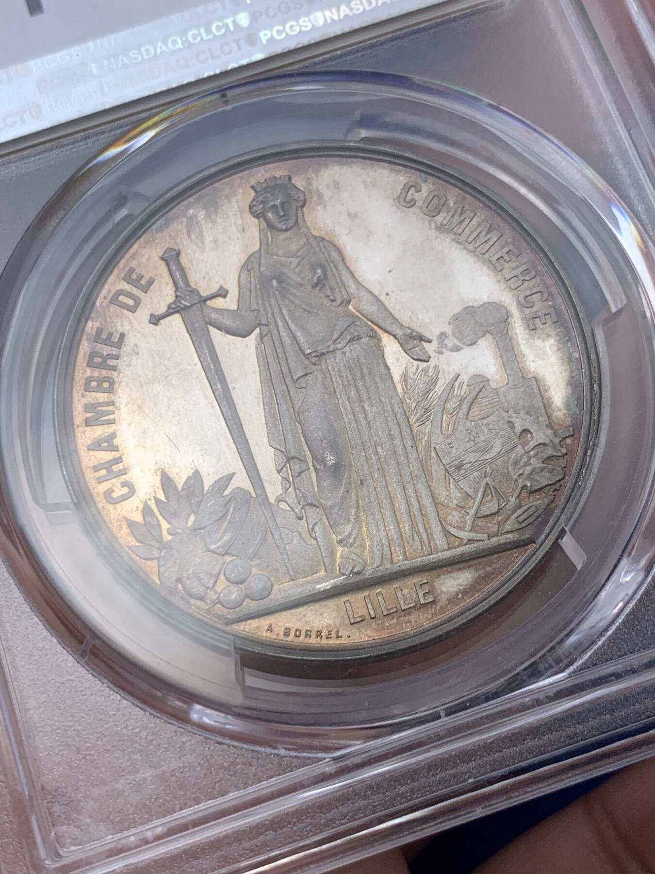 《竞宝斋》第293场- 周日，周一  2场连拍 （全场包邮） PCGS SP64 唯一亚军 法国1867年拿破仑三世参访里尔大银章，背面持剑女武神，细节惊人。类精制底板，顶级幻彩包浆，仅1枚更高分65。此前65分麦稀奇4月份3400元不含佣成交