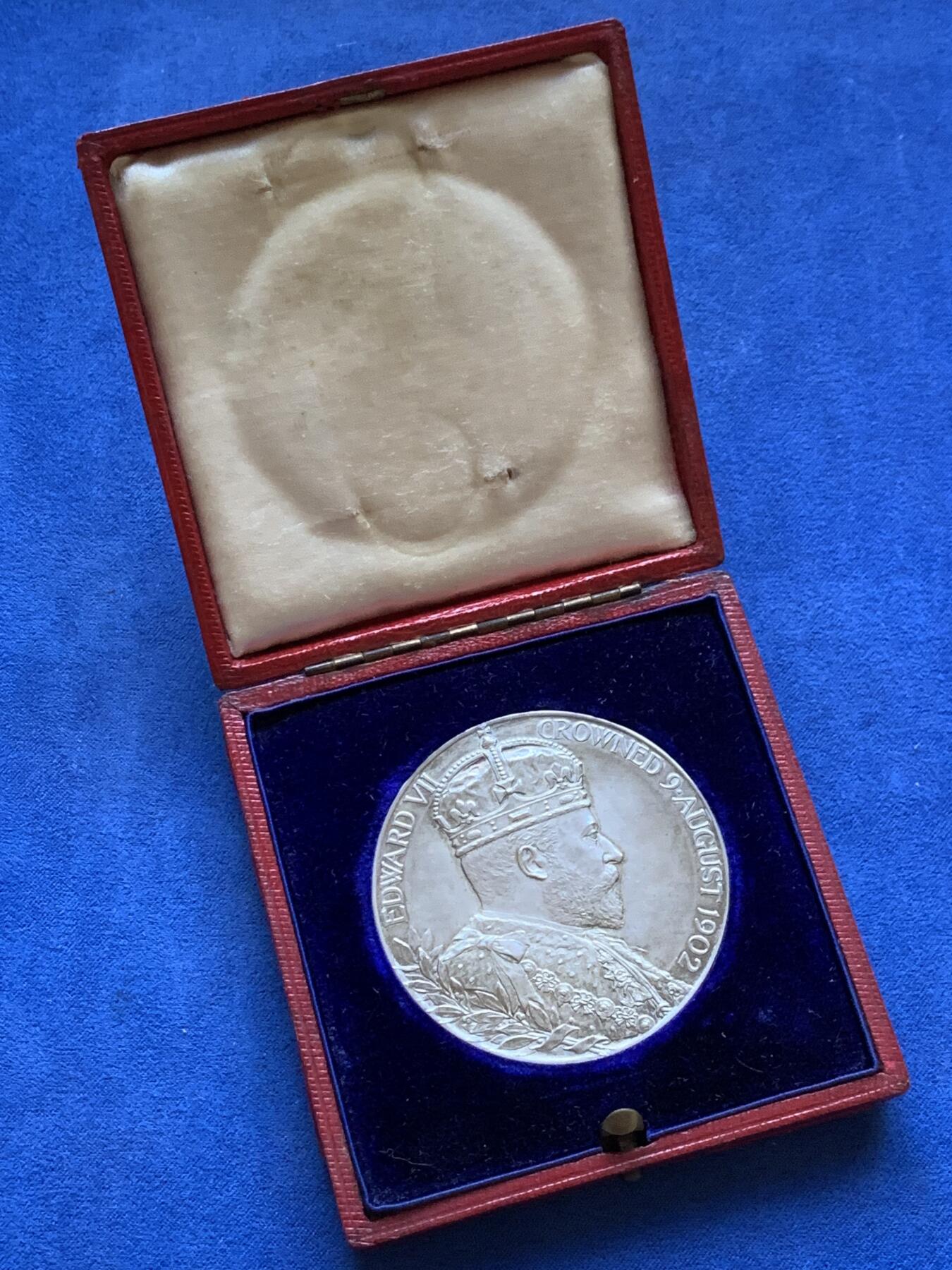 《竞宝斋》第293场- 周日，周一  2场连拍 （全场包邮） 英国1902年爱德华七世登基加冕纪念大银章 原盒，淡淡的黄油彩，自然好味道，品相和光度状态俱佳 55.6mm 86.2g