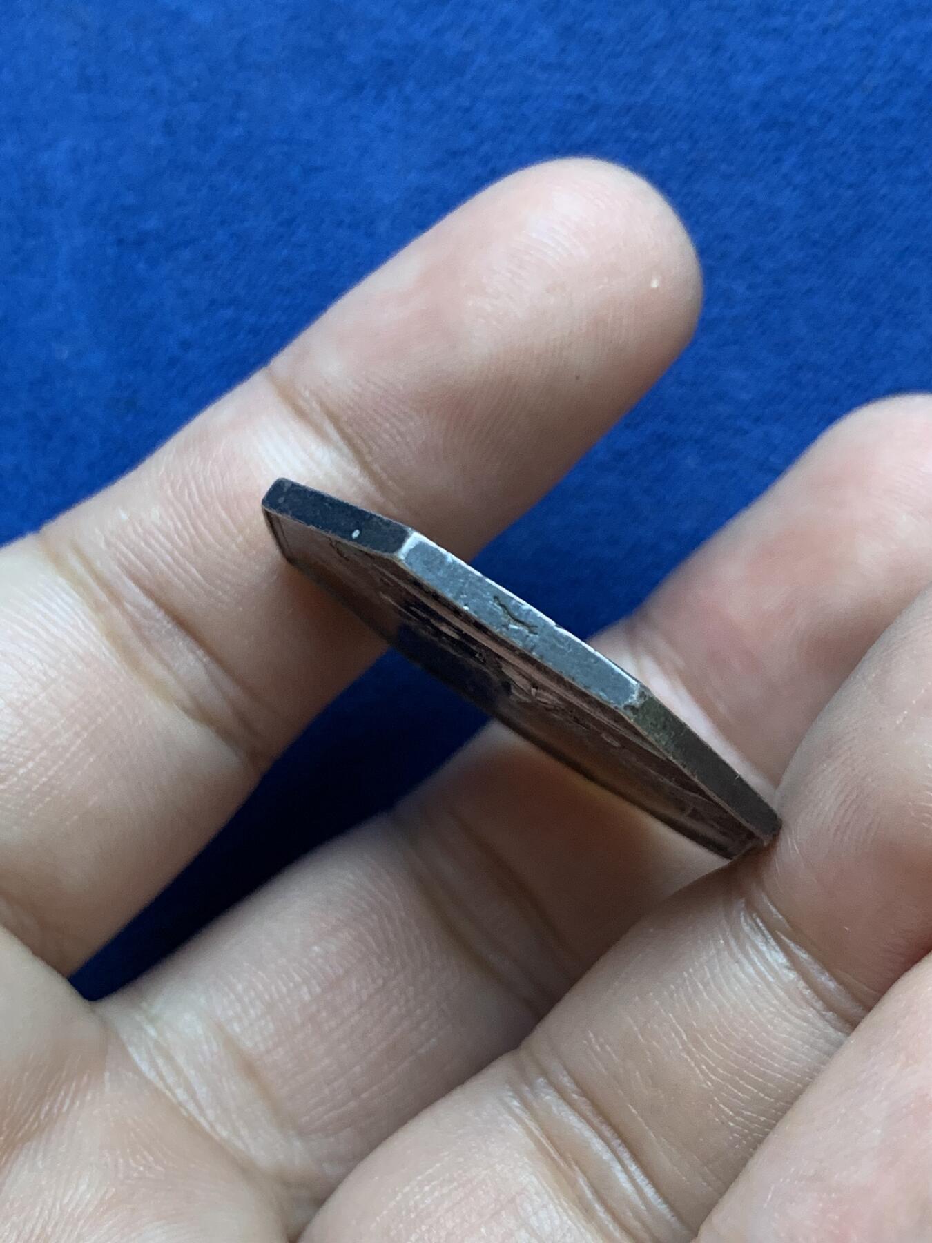 《竞宝斋》第293场- 周日，周一  2场连拍 （全场包邮） 法国勒阿弗尔商会八角银质代币 14克 31.9mm 神灯边铭 人像面左右有打磨痕迹 包浆非常漂亮