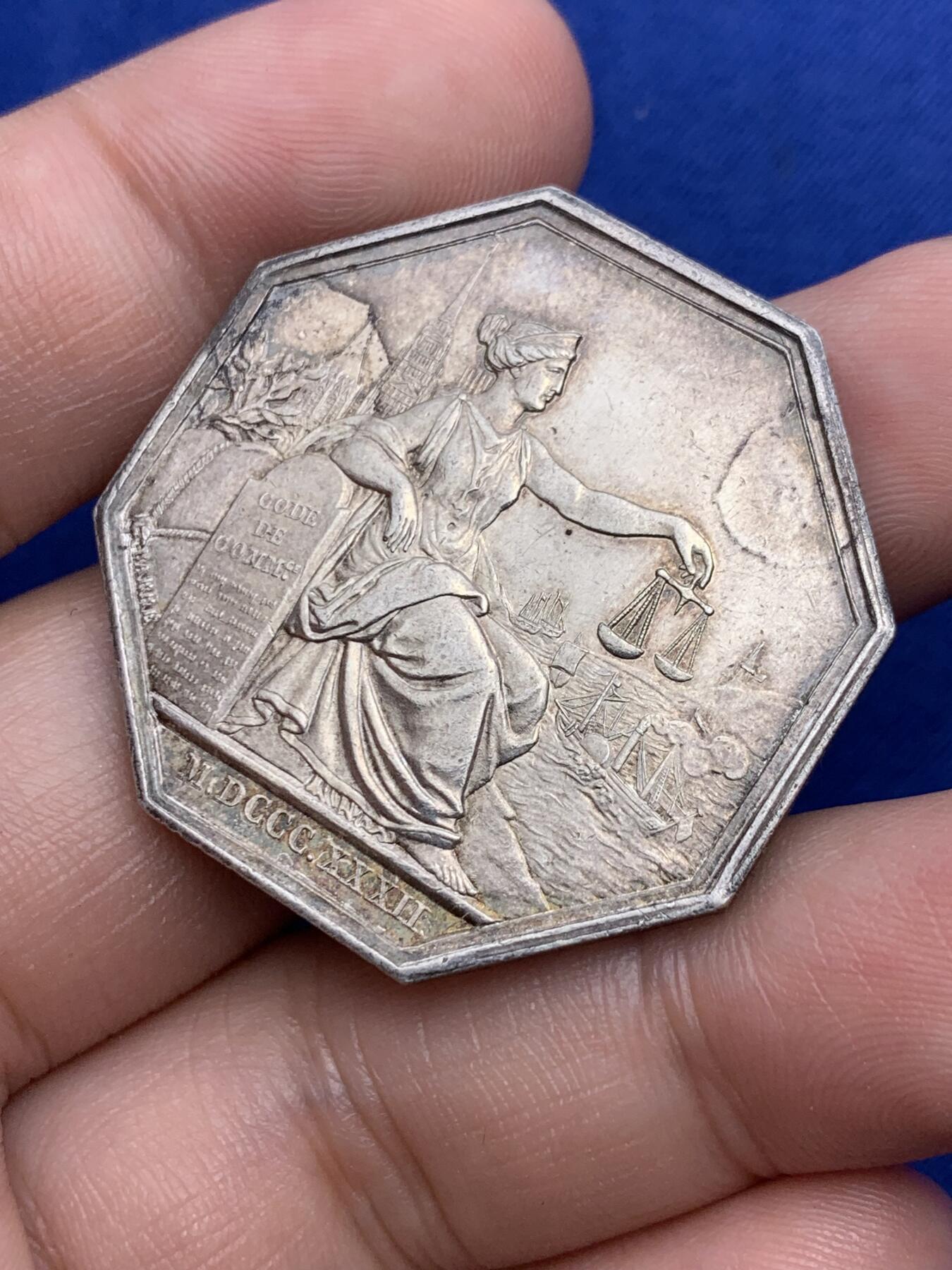 《竞宝斋》第293场- 周日，周一  2场连拍 （全场包邮） 法国鲁昂商事法院八角银质代币 19.9g 36mm 早期油灯边铭 背面带彩