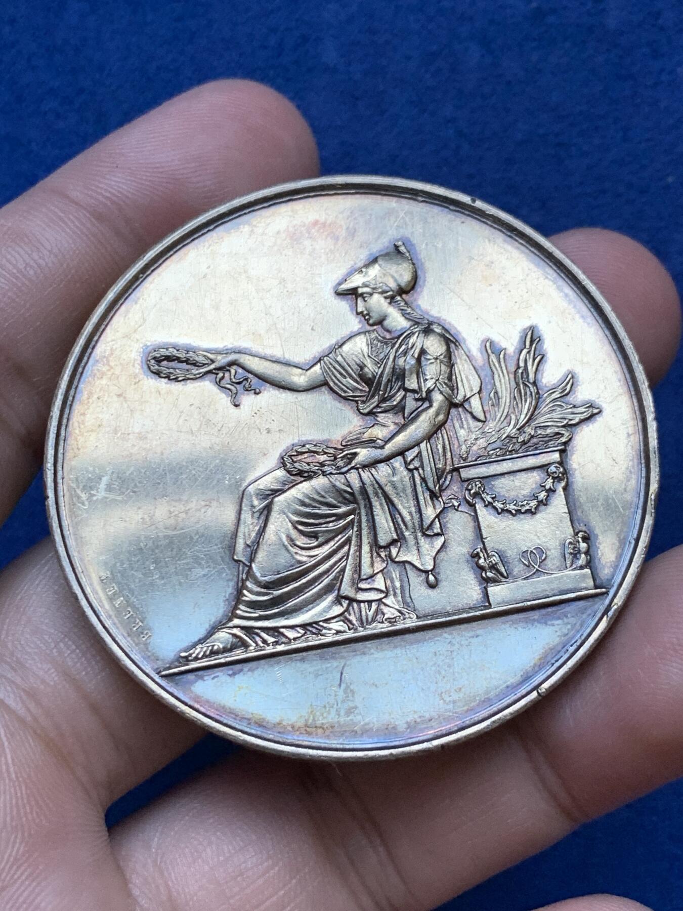 《竞宝斋》第293场- 周日，周一  2场连拍 （全场包邮） 18-19世纪法国巴黎鎏金大银章 直径50.5mm 重量66.5g 高点很不错 细节见图