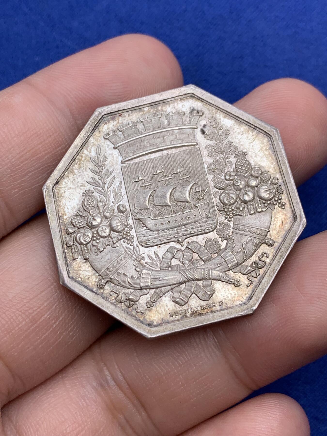 《竞宝斋》第293场- 周日，周一  2场连拍 （全场包邮） 法国巴黎商会八角银质代币 直径36.4mm 重20.9克 手指边铭