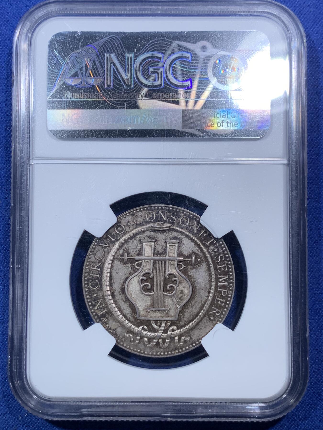 《竞宝斋》第293场- 周日，周一  2场连拍 （全场包邮） NGC MS63 法国1809年小狮子银质代币 高浮雕，镜面五彩，包浆恰到好处。狮子景物细节精制，鬃毛纤毫毕现。高分稀见，值得珍藏