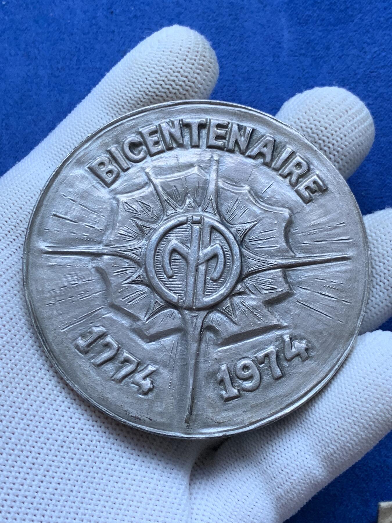 《竞宝斋》第293场- 周日，周一  2场连拍 （全场包邮） 法国1974年大银章 马恩省消防基金200周年纪念银章 清凉少女 直径约67.5mm 厚重约178g 边铭丰饶角1ARGENT 950银