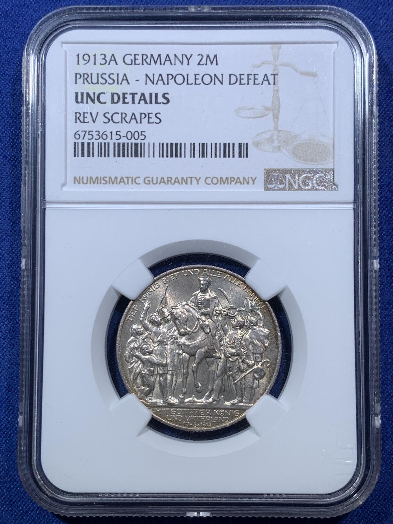 《竞宝斋》第293场- 周日，周一  2场连拍 （全场包邮） NGC UNCD 德国1913A普鲁士战胜拿破仑二马克 转光很棒 带黄油彩 背面有小擦痕不影响观赏