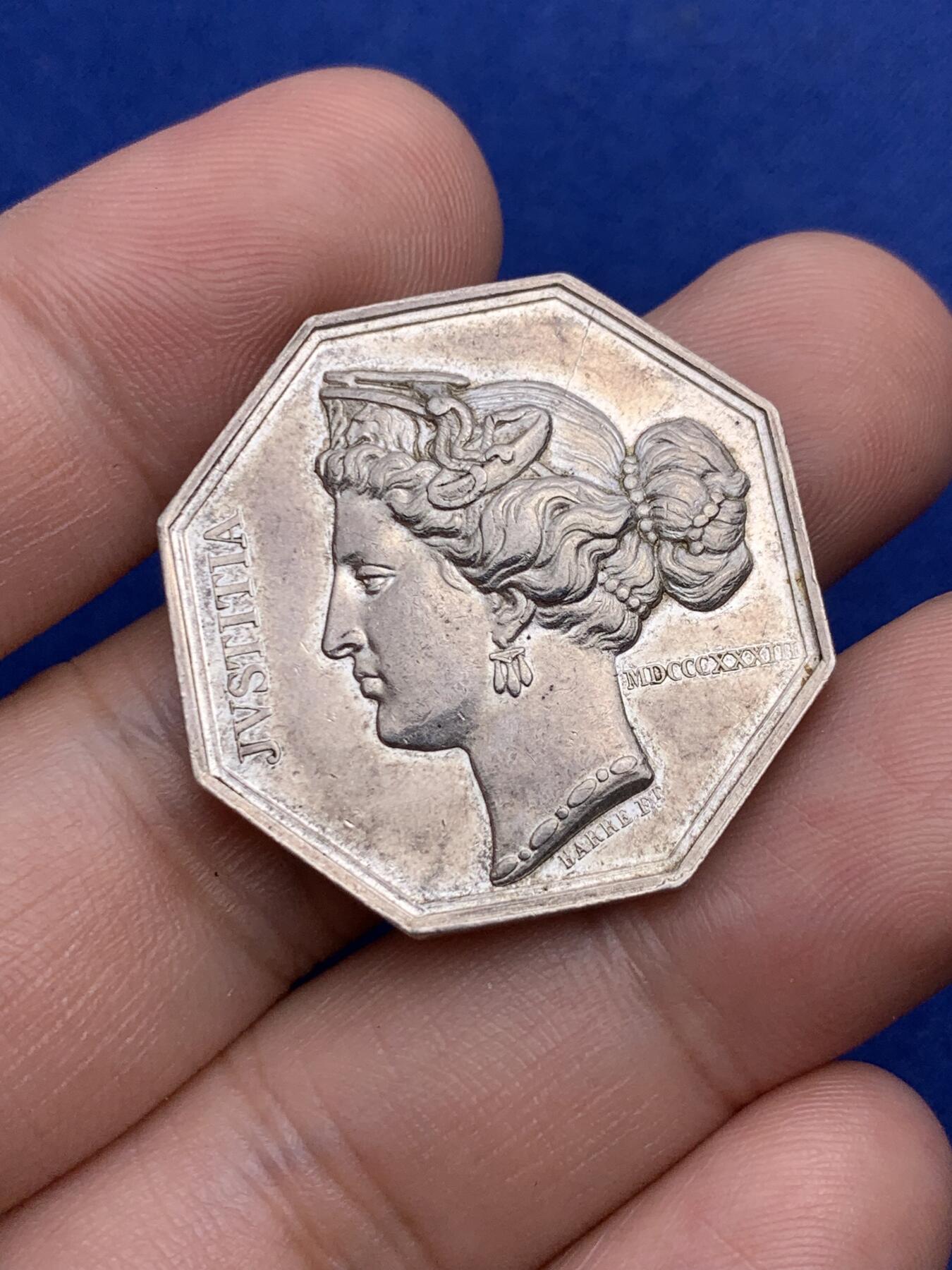 《竞宝斋》第293场- 周日，周一  2场连拍 （全场包邮） 法国法典八角银章 直径30.5mm 克重13.8克 船首边铭