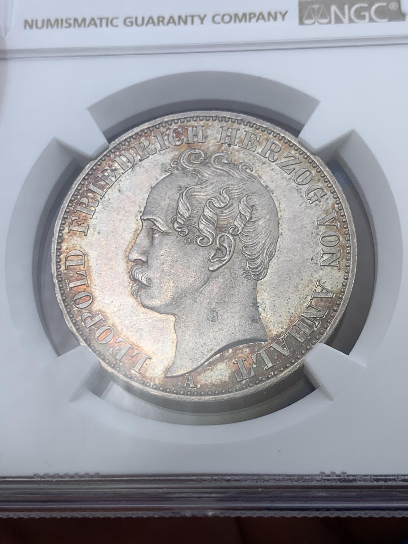 《竞宝斋》第293场- 周日，周一  2场连拍 （全场包邮） NGC MS63 德国 安哈特 德绍 1863年 泰勒银币 卷发猛男时髦造型 淡彩包浆 可藏