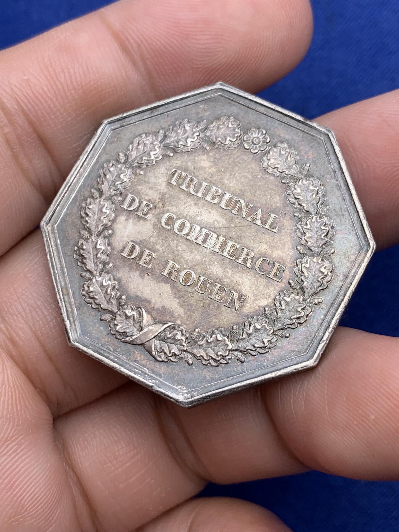 《竞宝斋》第293场- 周日，周一  2场连拍 （全场包邮） 法国鲁昂商事法院八角银质代币 19.9g 36mm 早期油灯边铭 背面带彩