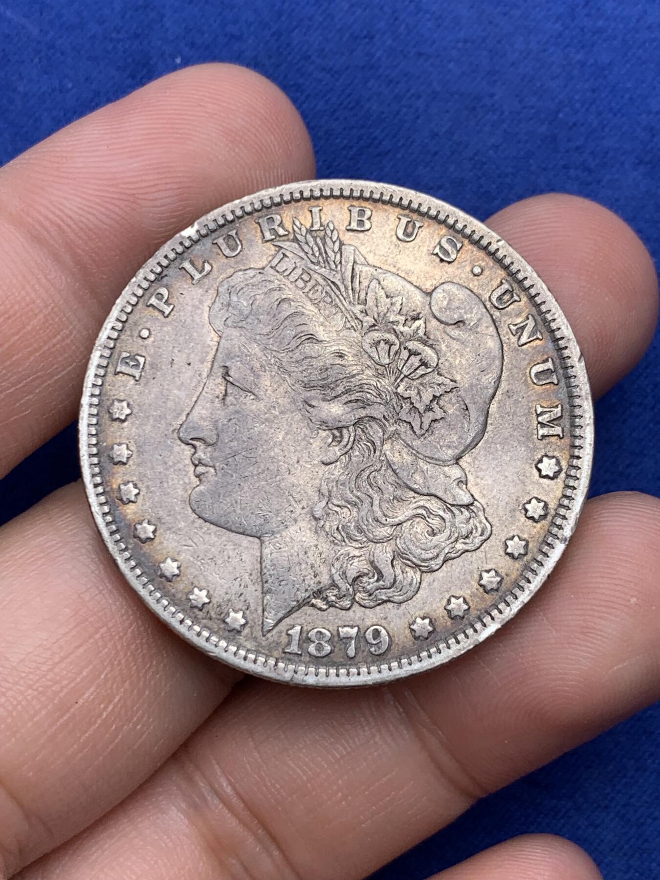 《竞宝斋》第293场- 周日，周一  2场连拍 （全场包邮） 美国1879年摩根银币 早期年份 老味道老包浆 正背面都带一点彩 品相不错