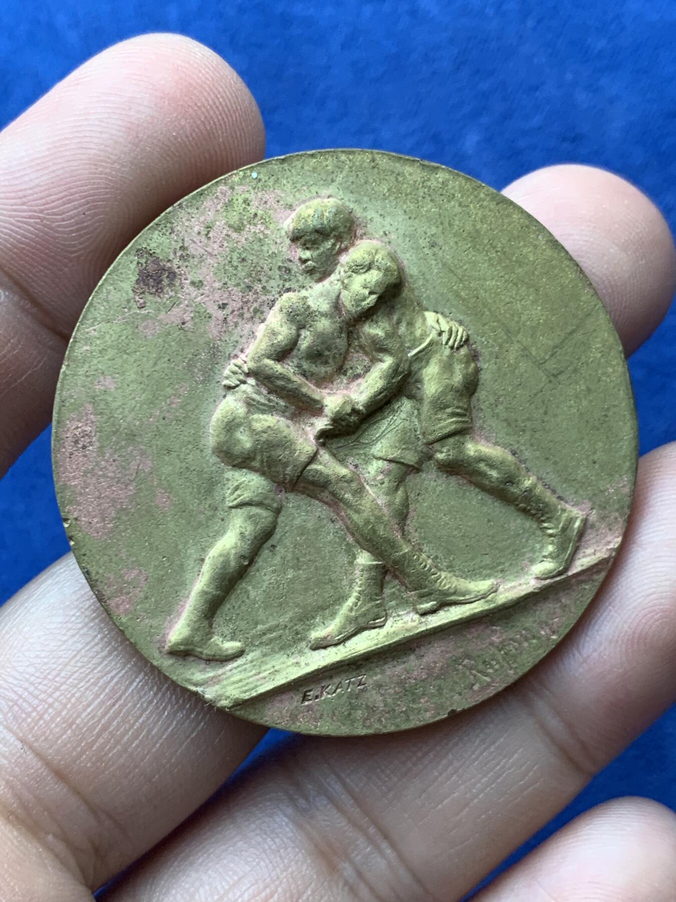 《竞宝斋》第293场- 周日，周一  2场连拍 （全场包邮） 法国古典式摔跤铜章 44.2mm 42.8g