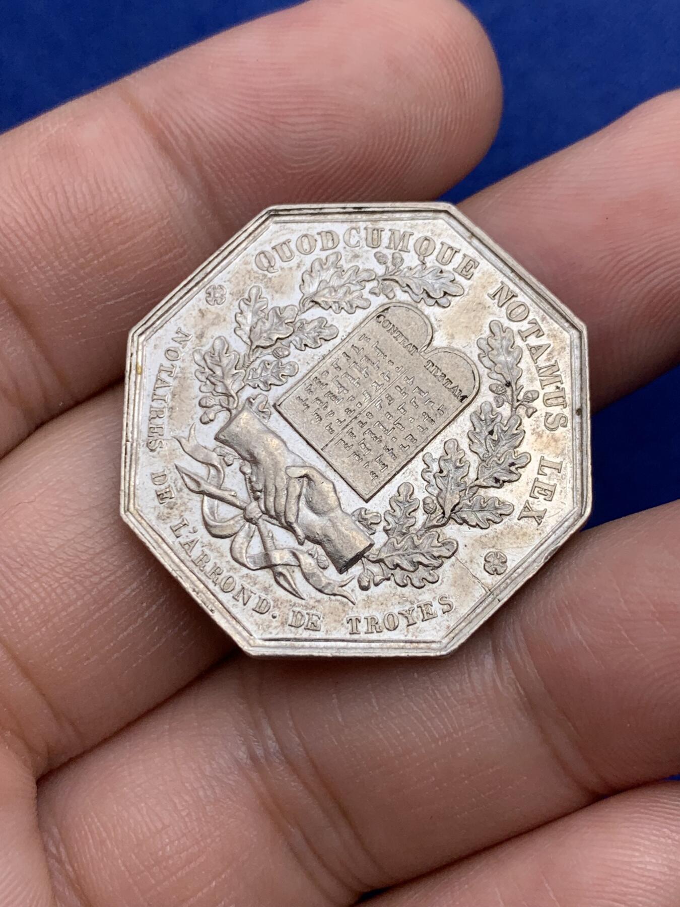 《竞宝斋》第293场- 周日，周一  2场连拍 （全场包邮） 法国法典八角银章 直径30.5mm 克重13.8克 船首边铭