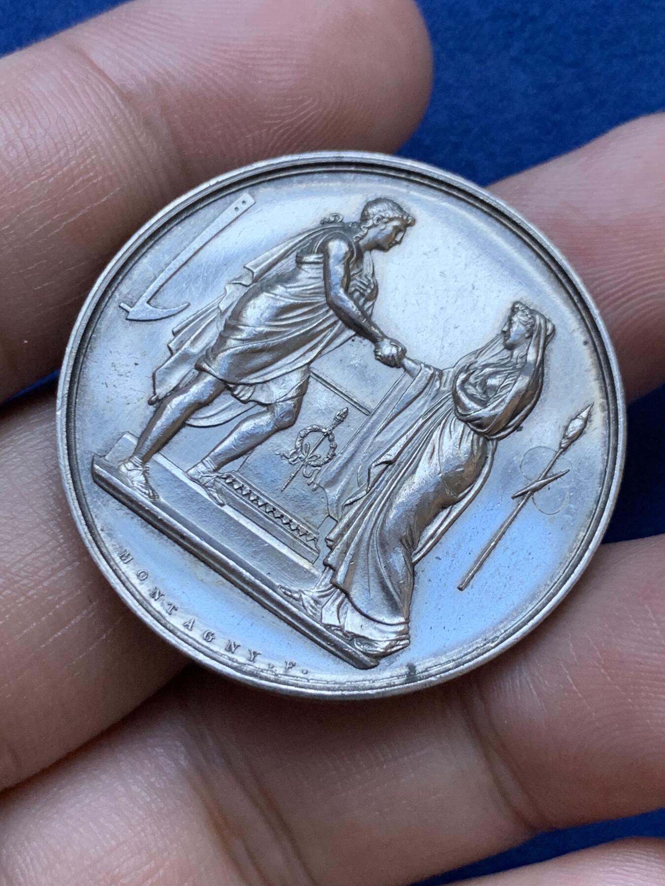 《竞宝斋》第293场- 周日，周一  2场连拍 （全场包邮） 结婚银章 牵手版 18.5g 34.7mm 手指铭银标