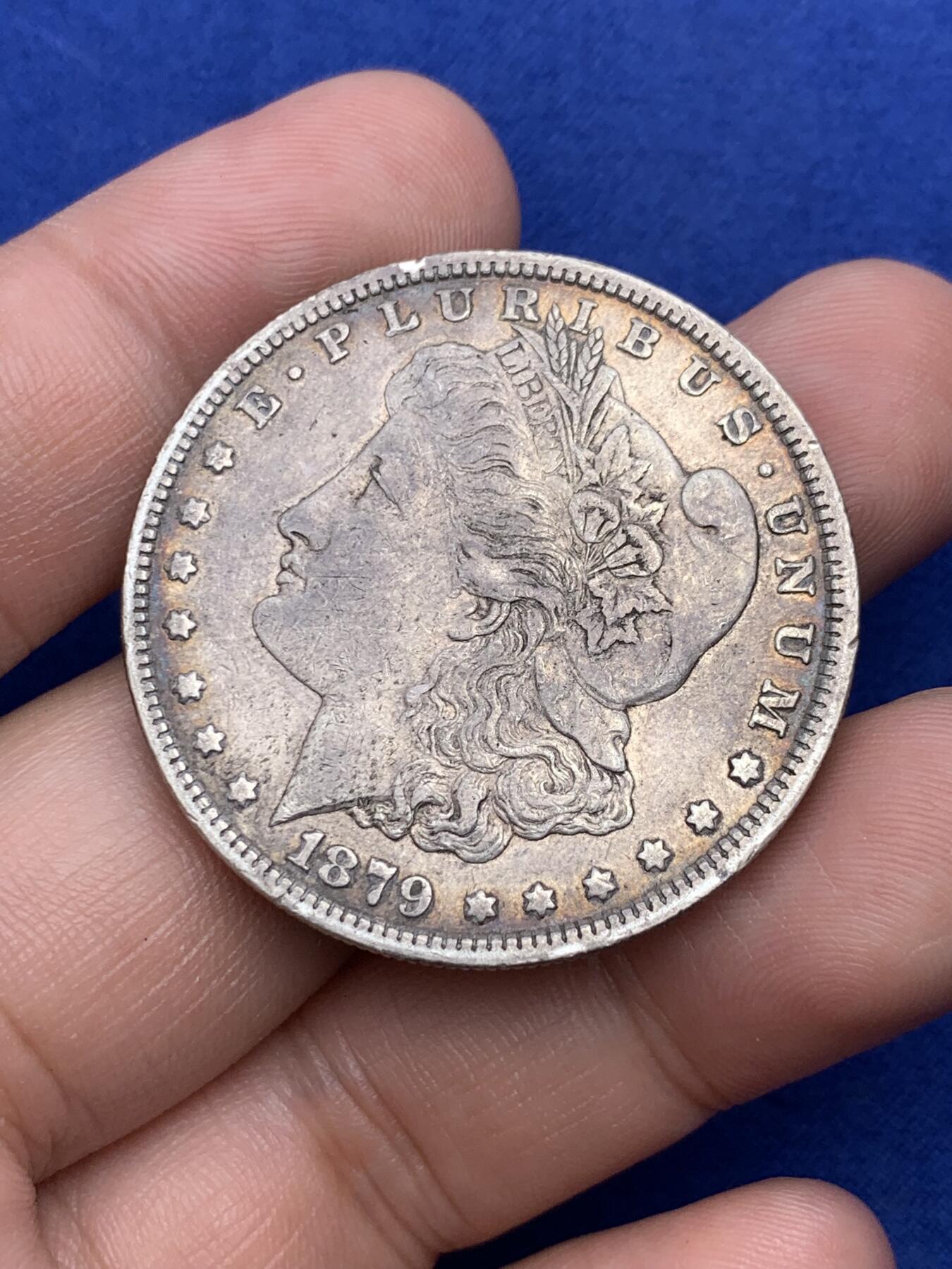 《竞宝斋》第293场- 周日，周一  2场连拍 （全场包邮） 美国1879年摩根银币 早期年份 老味道老包浆 正背面都带一点彩 品相不错