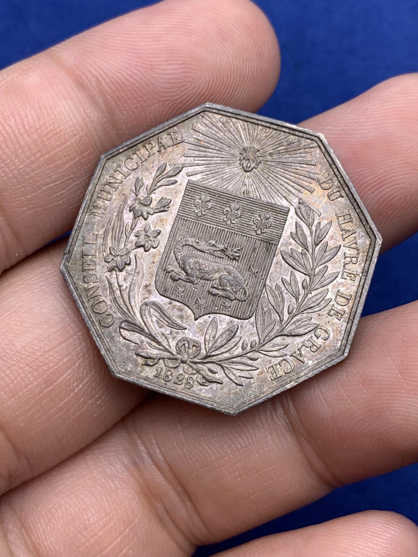 《竞宝斋》第293场- 周日，周一  2场连拍 （全场包邮） 法国勒阿弗尔地区市政委员会八角银质代币 13.35g 31.8mm 早期无边铭 典型的地区火龙纹章 老包浆五彩