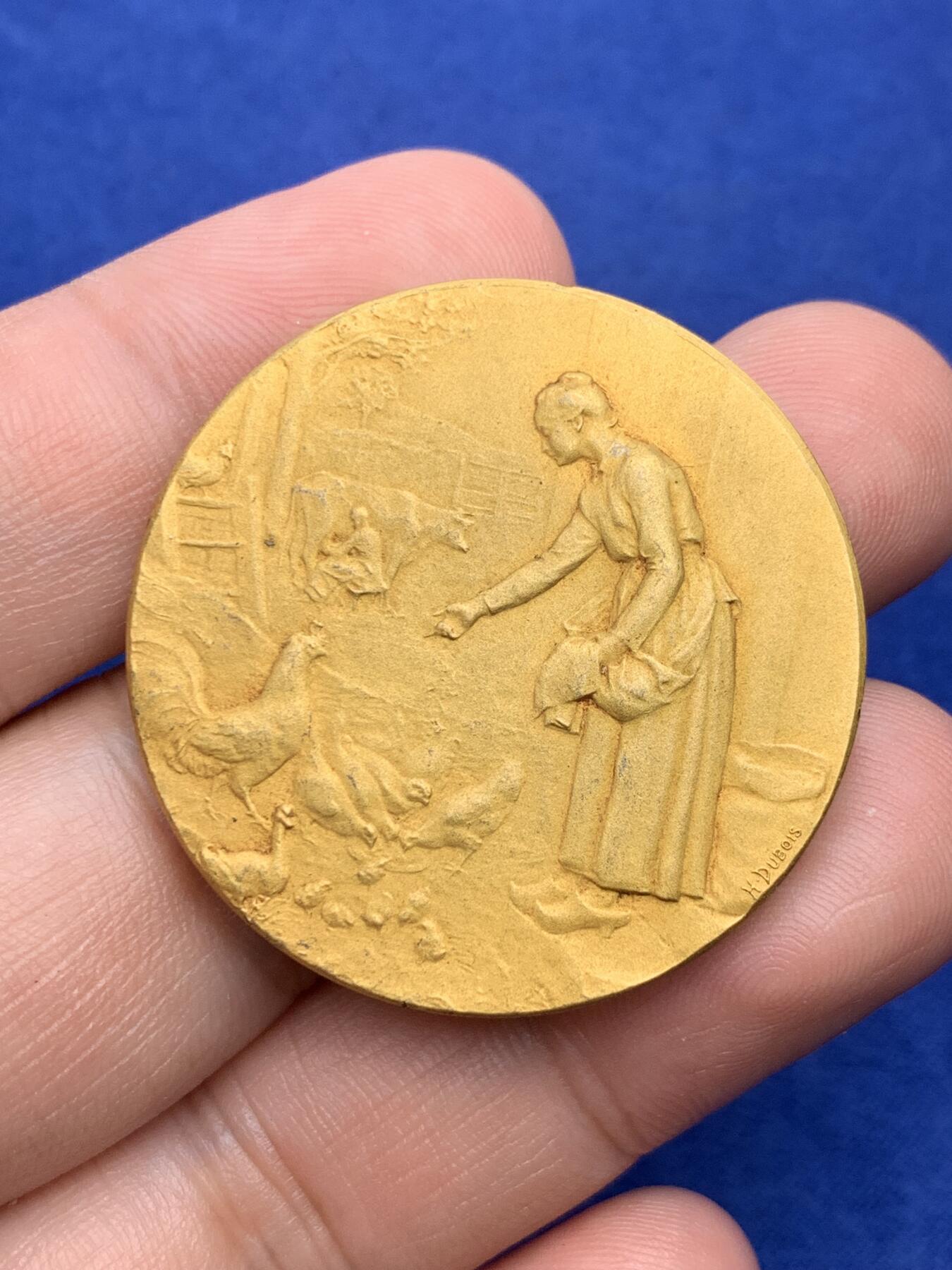 《竞宝斋》第293场- 周日，周一  2场连拍 （全场包邮） 法国农业题材铜章 作者DUBOIS 鸡、鸭、奶牛、果树、栅栏、人物等细节丰富，层次分明 36.5mm 25.2g