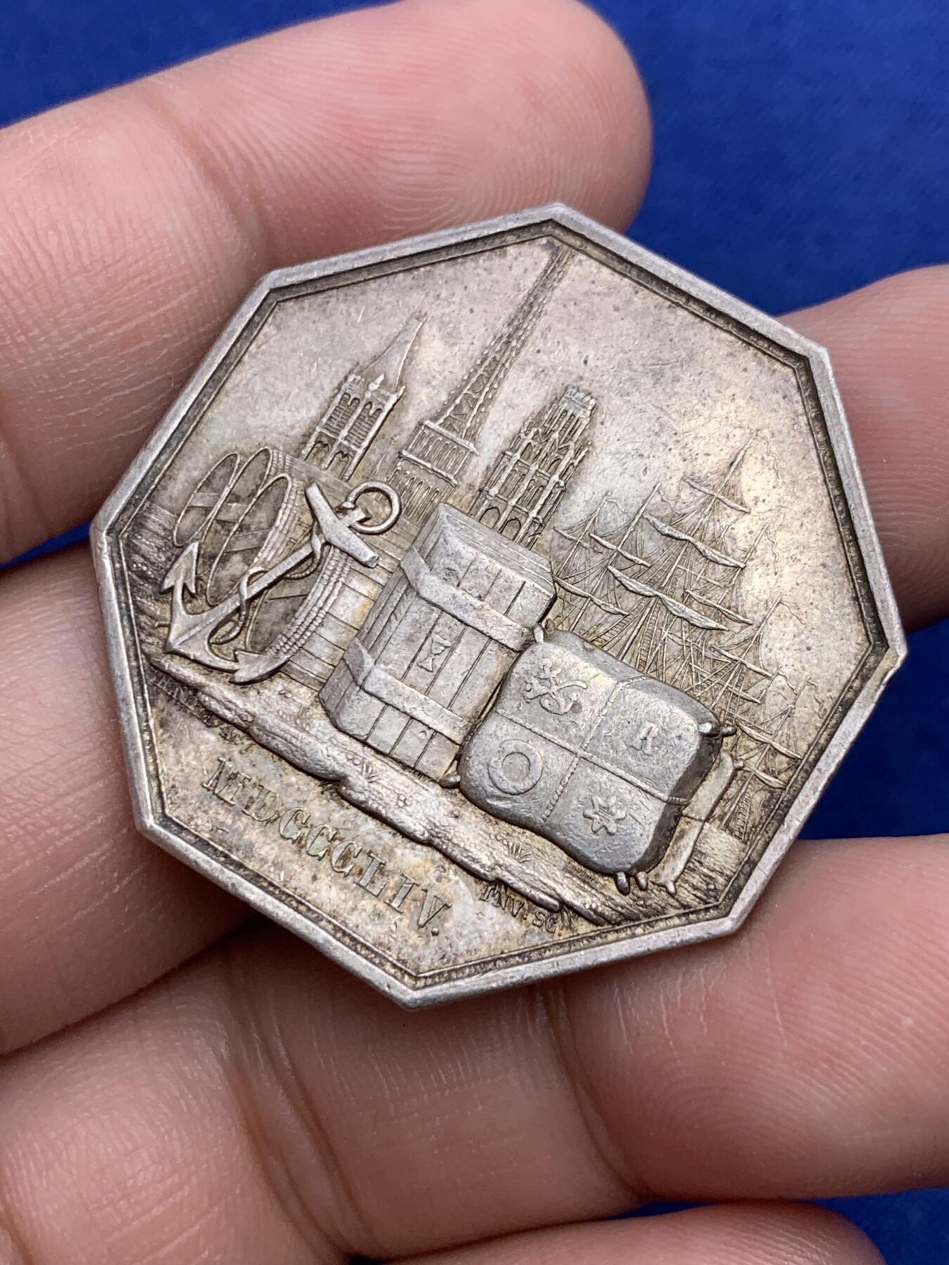 《竞宝斋》第293场- 周日，周一  2场连拍 （全场包邮） 1854法国鲁昂商业贸易公司八角代用银币 40.1mm 19.2克 右手指边铭（1845-1860年）