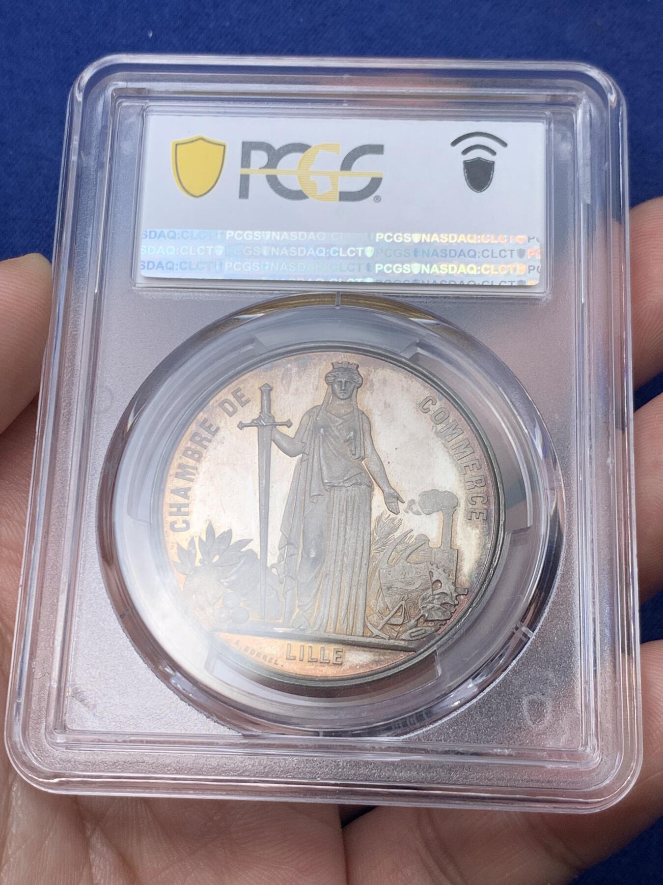 《竞宝斋》第293场- 周日，周一  2场连拍 （全场包邮） PCGS SP64 唯一亚军 法国1867年拿破仑三世参访里尔大银章，背面持剑女武神，细节惊人。类精制底板，顶级幻彩包浆，仅1枚更高分65。此前65分麦稀奇4月份3400元不含佣成交