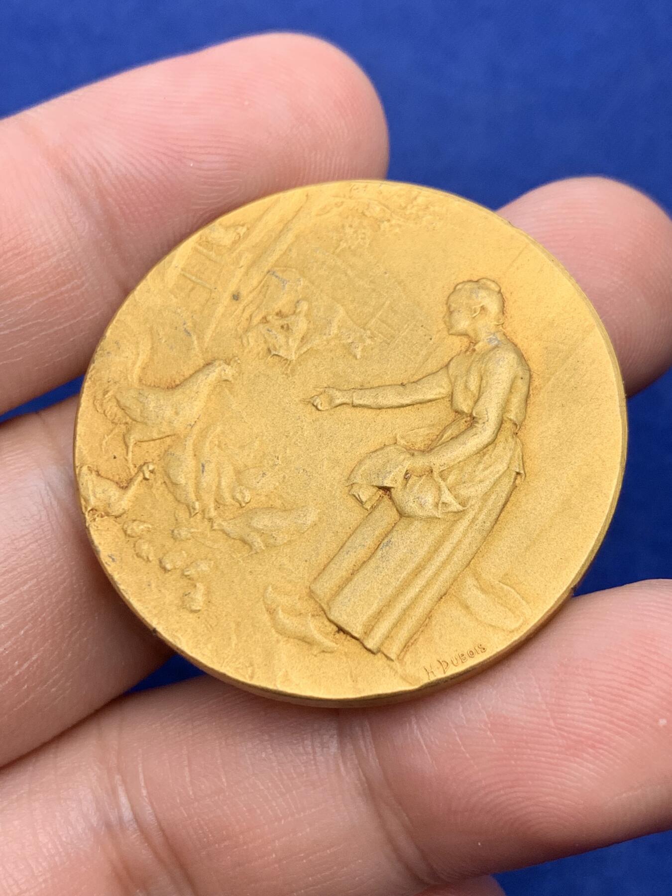 《竞宝斋》第293场- 周日，周一  2场连拍 （全场包邮） 法国农业题材铜章 作者DUBOIS 鸡、鸭、奶牛、果树、栅栏、人物等细节丰富，层次分明 36.5mm 25.2g