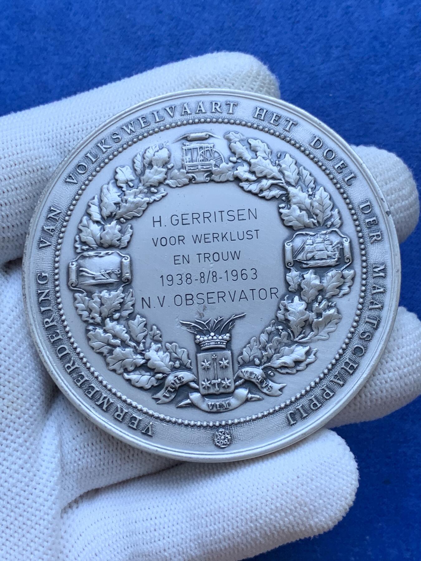 《竞宝斋》第293场- 周日，周一  2场连拍 （全场包邮） 荷兰大银章 胜利女神 荷兰工业和贸易协会银质奖章 1963年实发 品相好 直径约62.9mm 重约73.4g 带边铭 细节见图