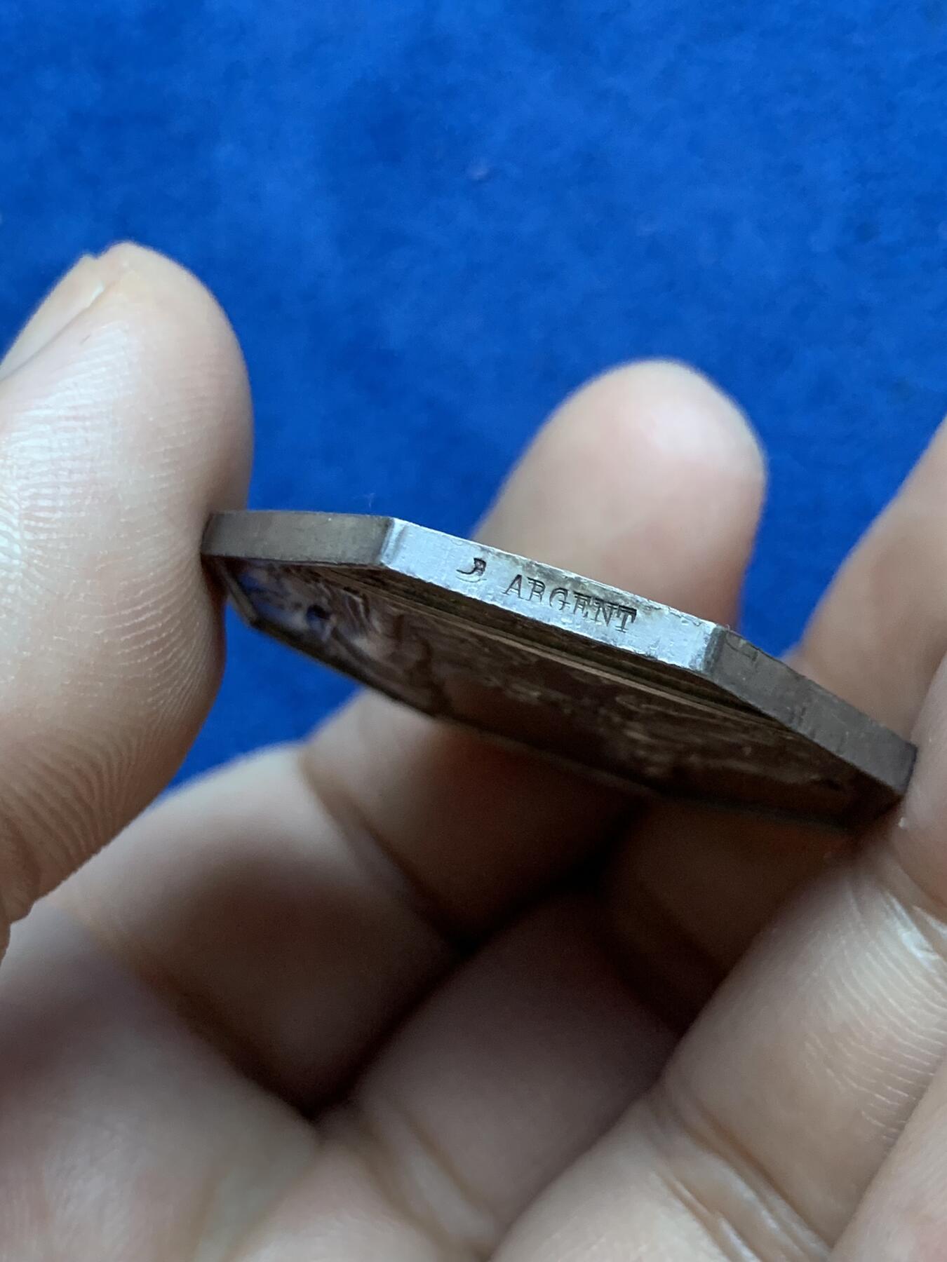 《竞宝斋》第293场- 周日，周一  2场连拍 （全场包邮） 法国1842-1845年鲁昂银行八角银质代币 19.3g 34.7mm 船首边铭