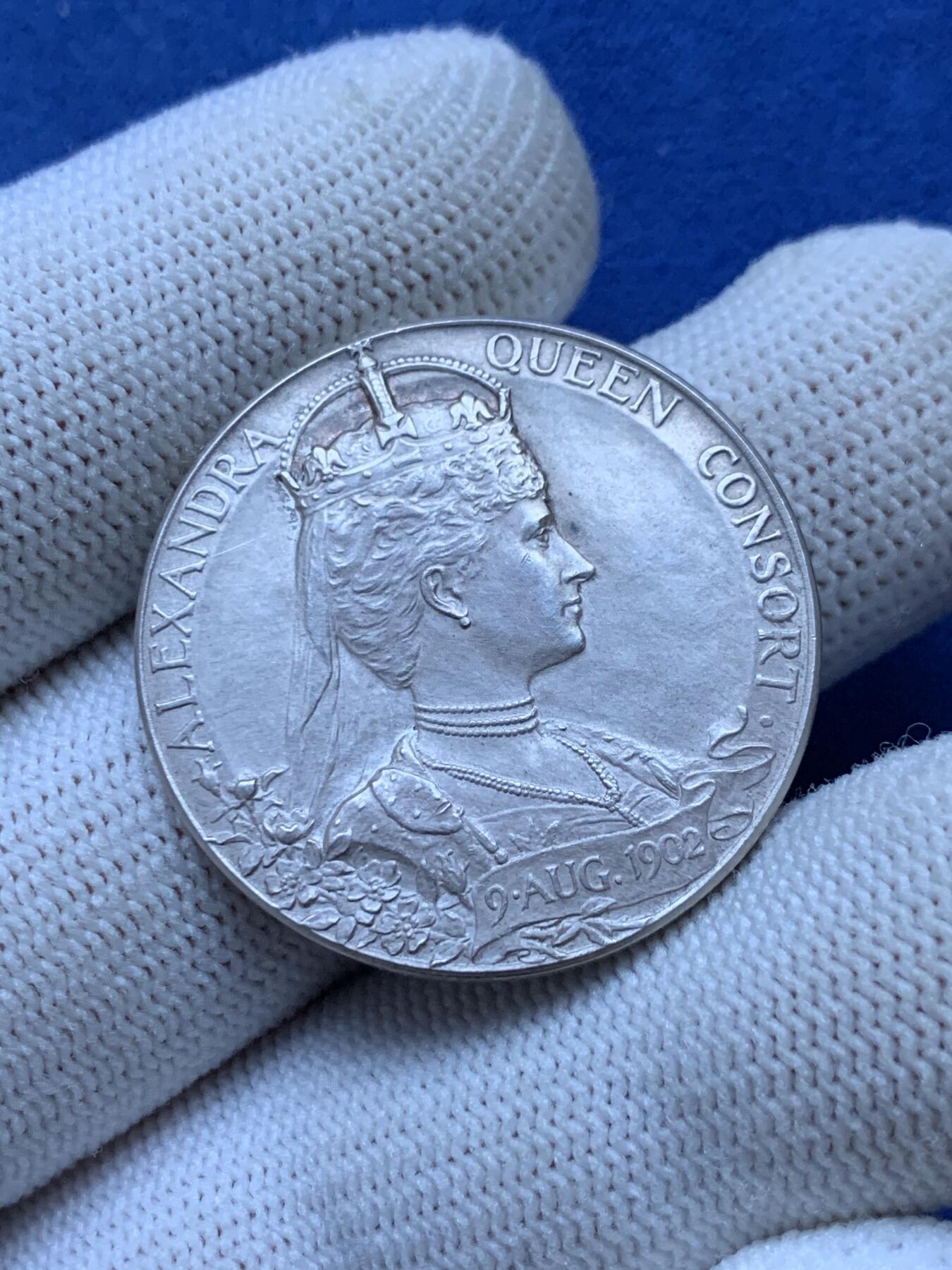 《竞宝斋》第293场- 周日，周一  2场连拍 （全场包邮） 英国1902年爱德华七世登基加冕小银章 附带原信封纸袋 品相佳