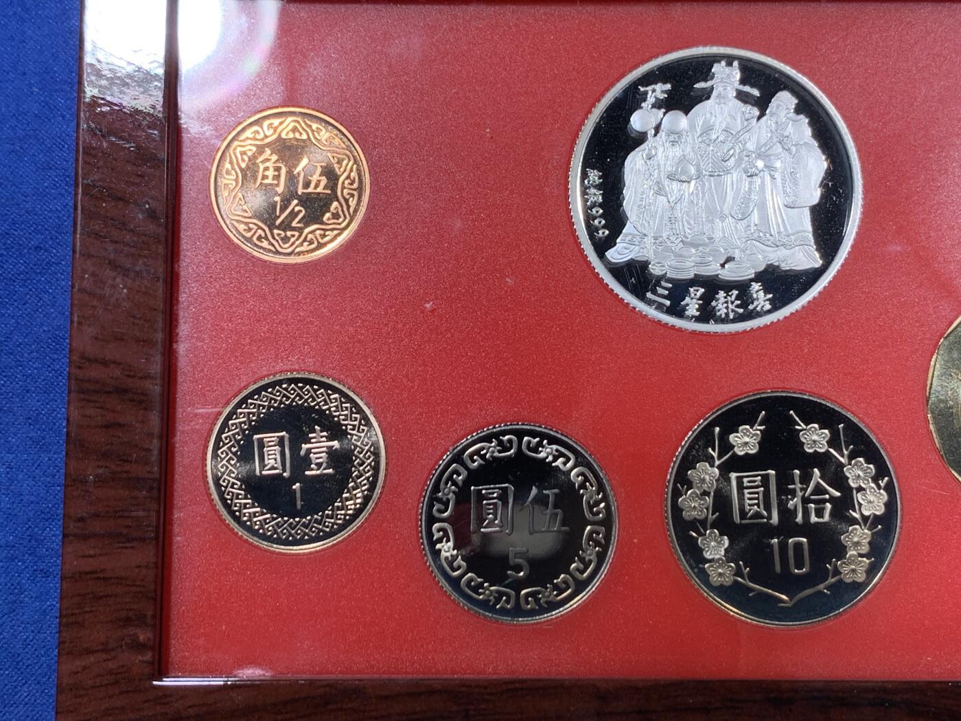 《竞宝斋》第293场- 周日，周一  2场连拍 （全场包邮） 台湾省民国九十二年第一轮羊年精致套币 含二分之一盎司大银章以及精致莫那鲁道纪念币