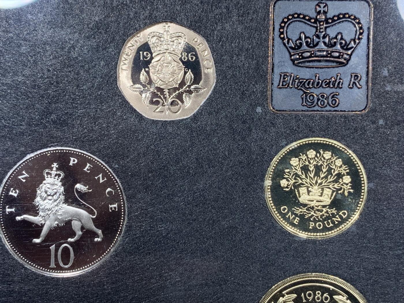 《竞宝斋》第293场- 周日，周一  2场连拍 （全场包邮） 英国1986年硬币套装 8枚装精制版 含2英镑纪念币