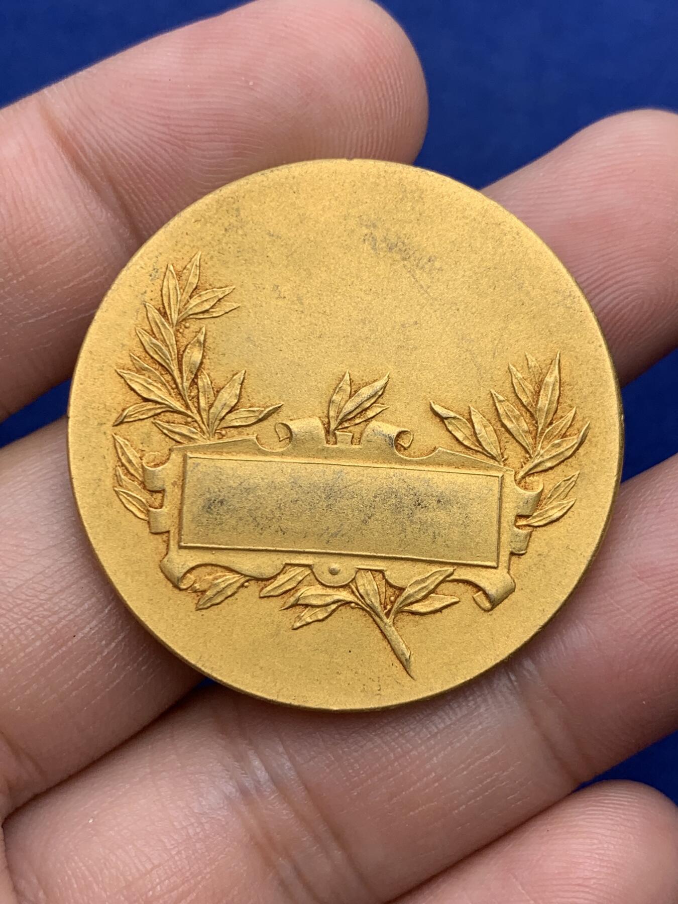 《竞宝斋》第293场- 周日，周一  2场连拍 （全场包邮） 法国农业题材铜章 作者DUBOIS 鸡、鸭、奶牛、果树、栅栏、人物等细节丰富，层次分明 36.5mm 25.2g