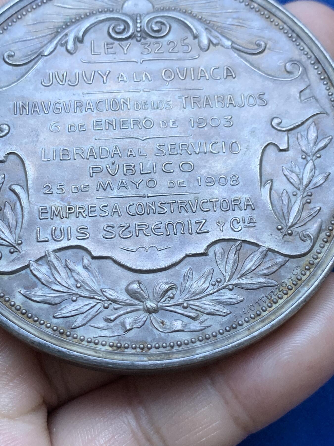 《竞宝斋》第293场- 周日，周一  2场连拍 （全场包邮） 1908阿根廷到玻利维亚的铁路开通纪念章 镀银铜章 大规格 直径65.5MM 约129克 少见南美