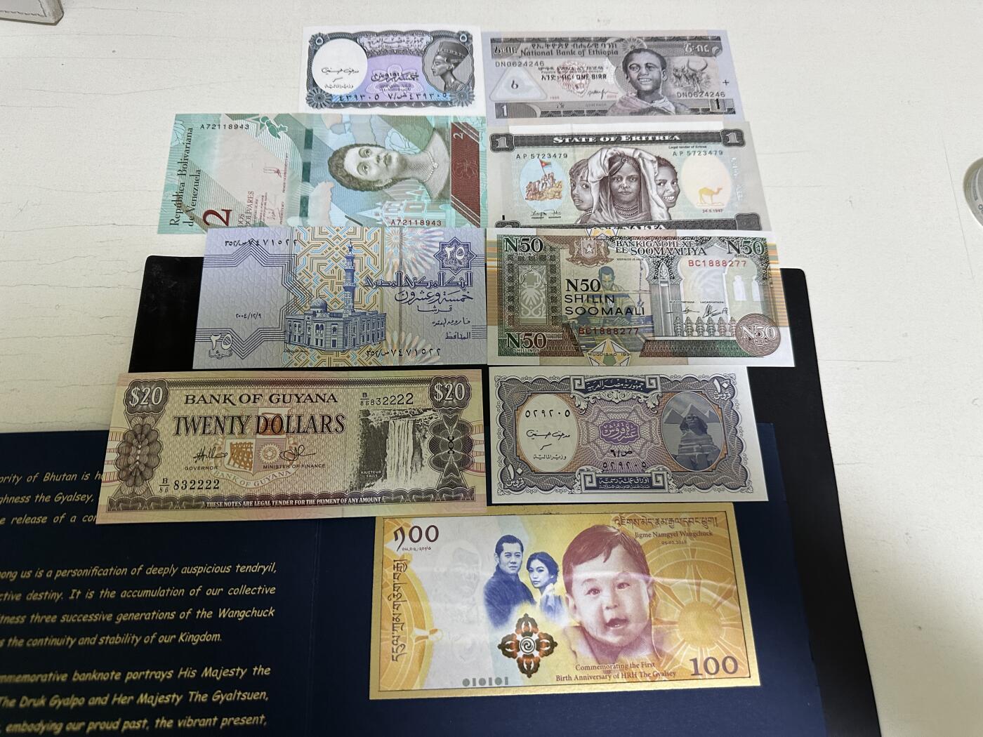 《外钞收藏家》第三百九十七期 不丹100纪念钞原装册子+精美8张纸币 全新UNC 裸币有少量潮 9张一起