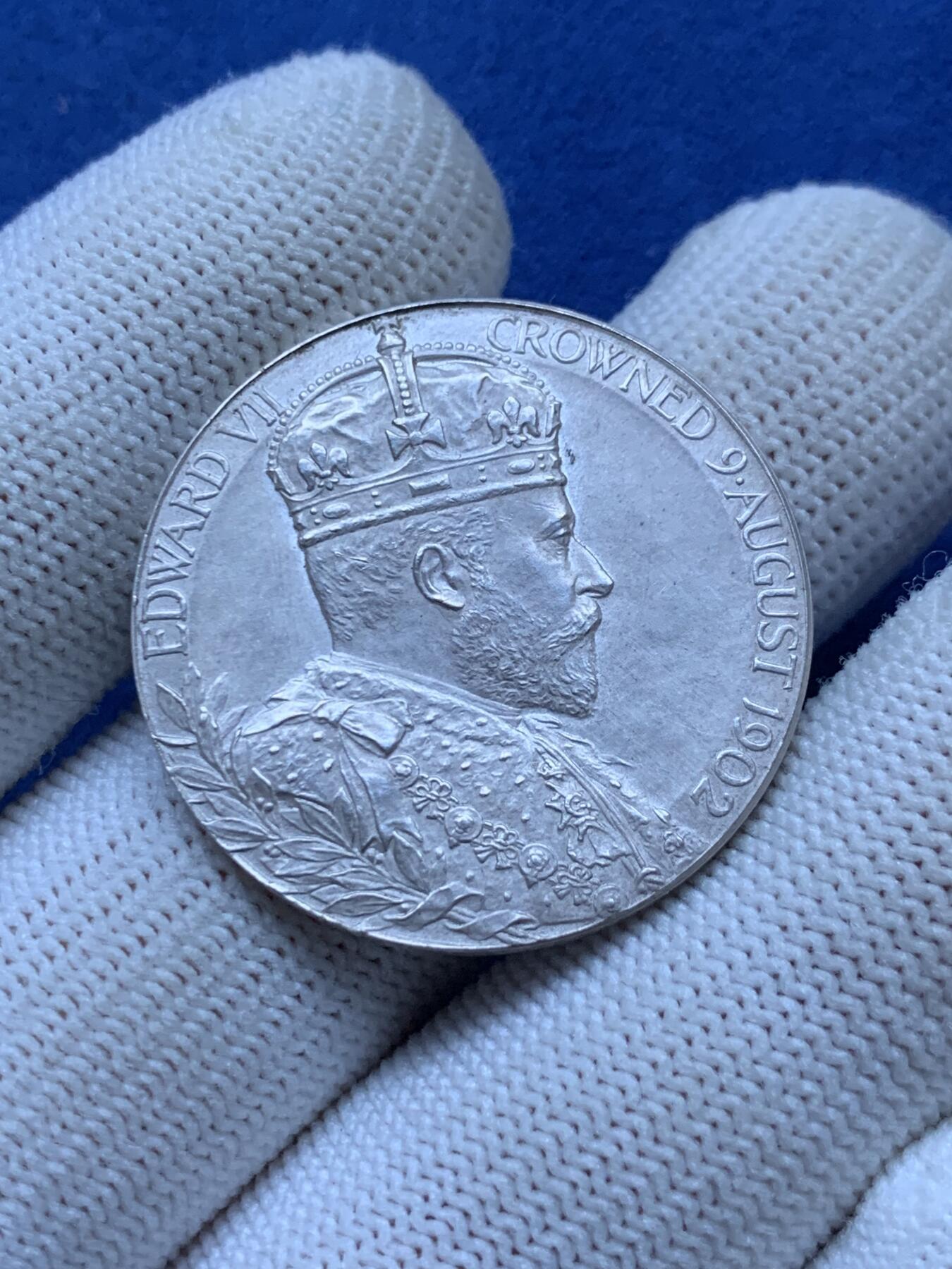 《竞宝斋》第293场- 周日，周一  2场连拍 （全场包邮） 英国1902年爱德华七世登基加冕小银章 附带原信封纸袋 品相佳