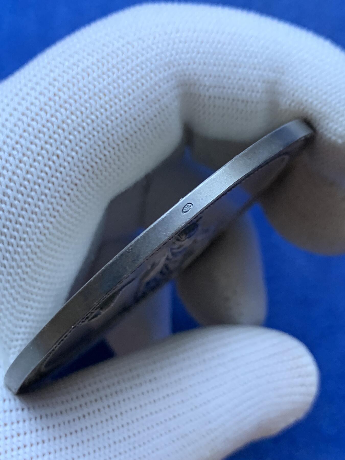 《竞宝斋》第293场- 周日，周一  2场连拍 （全场包邮） 荷兰大银章 胜利女神 荷兰工业和贸易协会银质奖章 1963年实发 品相好 直径约62.9mm 重约73.4g 带边铭 细节见图