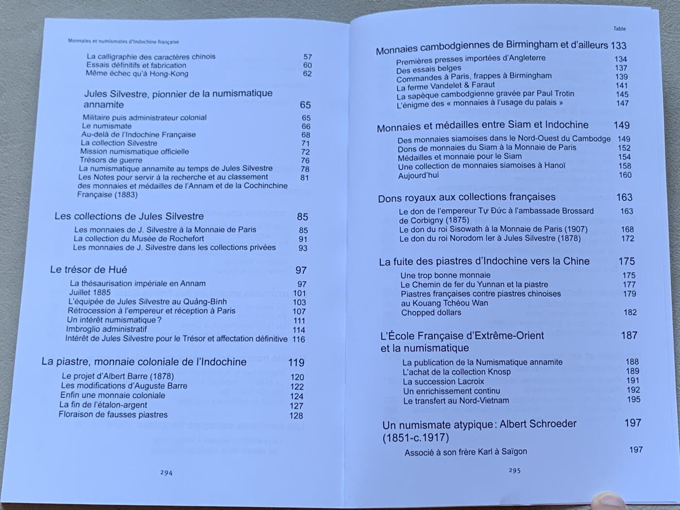《竞宝斋》第293场- 周日，周一  2场连拍 （全场包邮） 法属印度支那的硬币与钱币，作者对越南、老挝和柬埔寨的货币历史提供了尽可能完整的研究。绝非市面上常见的简单图录类书籍，而是对造币历史进行了非常详尽的背景研究，非常适合深入学习，厚达297页