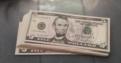 Unc 美国纸币 2006年 彩色首发版 5元纸币 Unc 美国纸币 2006年 彩色首发版 5元纸币