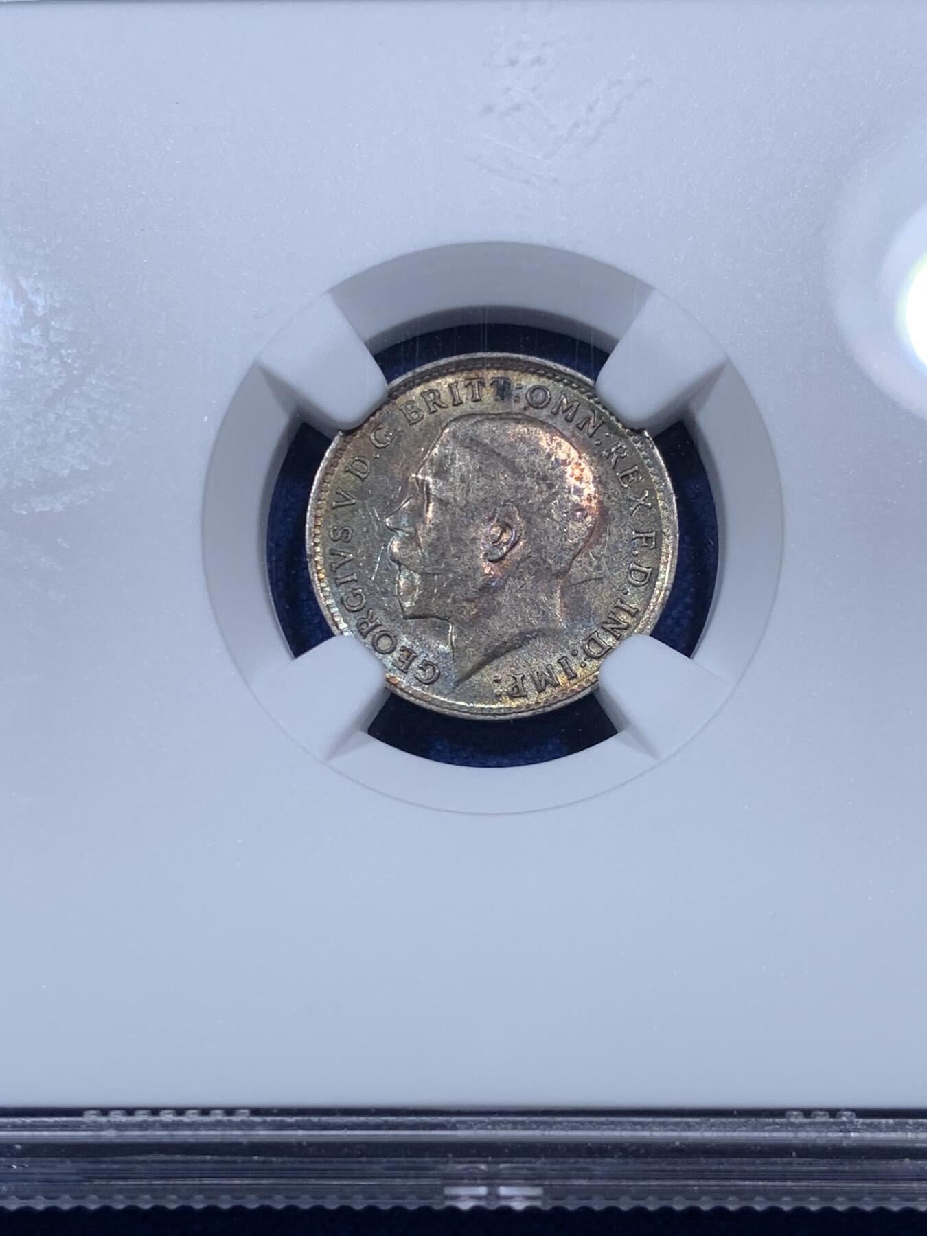《竞宝斋》第293场- 周日，周一  2场连拍 （全场包邮） NGC MS62 英国1919年乔治五世3便士银币 亚军分，高银版末年，流通银币中的最小面值，作为日常流通中不可或缺的找零，保留着未流通品质，非常难得。两面深色五彩，自然过渡，是爱好彩币的玩家最物美价廉的英国银币选择。