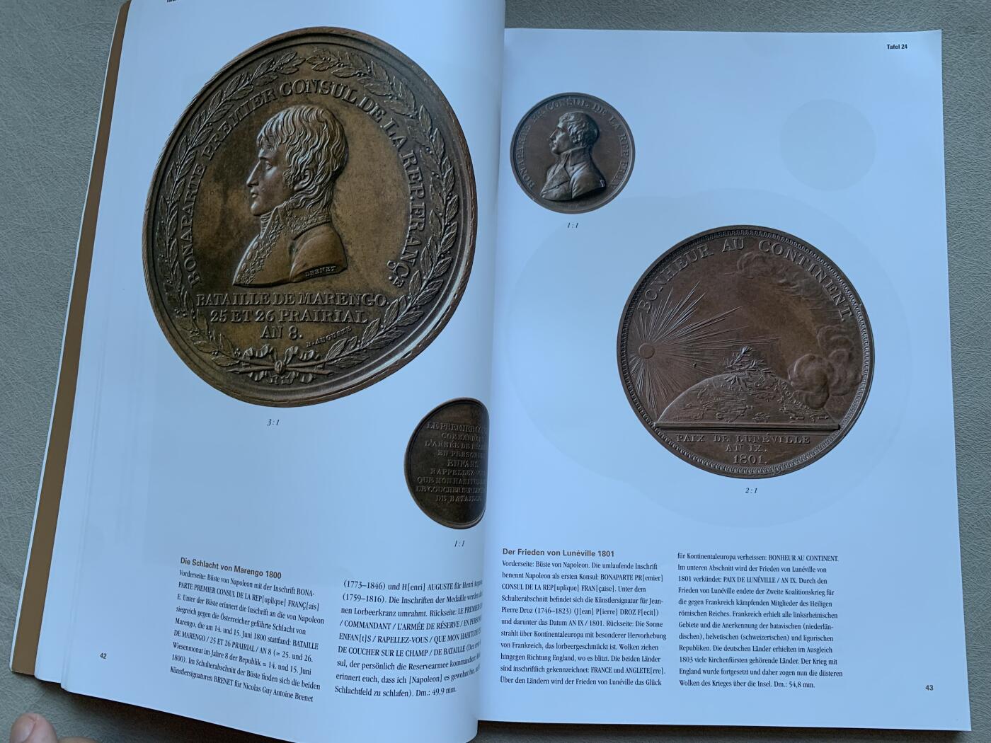 《竞宝斋》第293场- 周日，周一  2场连拍 （全场包邮） 拿破仑集藏章目录 全彩色  照片藏品全部来源博物馆 拿章必备用书 A4纸大小 全彩页