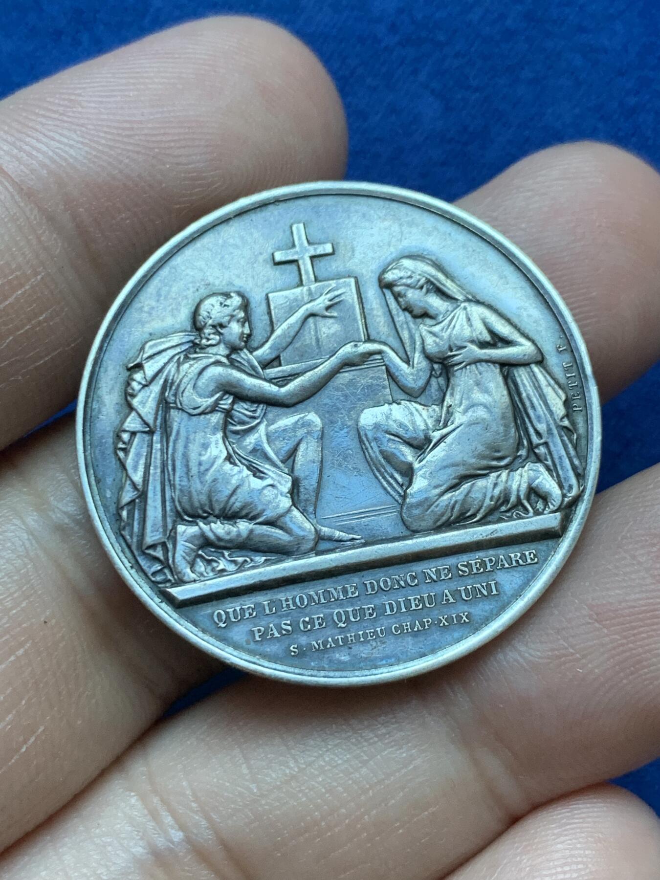 《竞宝斋》第293场- 周日，周一  2场连拍 （全场包邮） 半跪牵手版结婚银章 13.9g 31.7mm 边铭1883 丰饶角银标