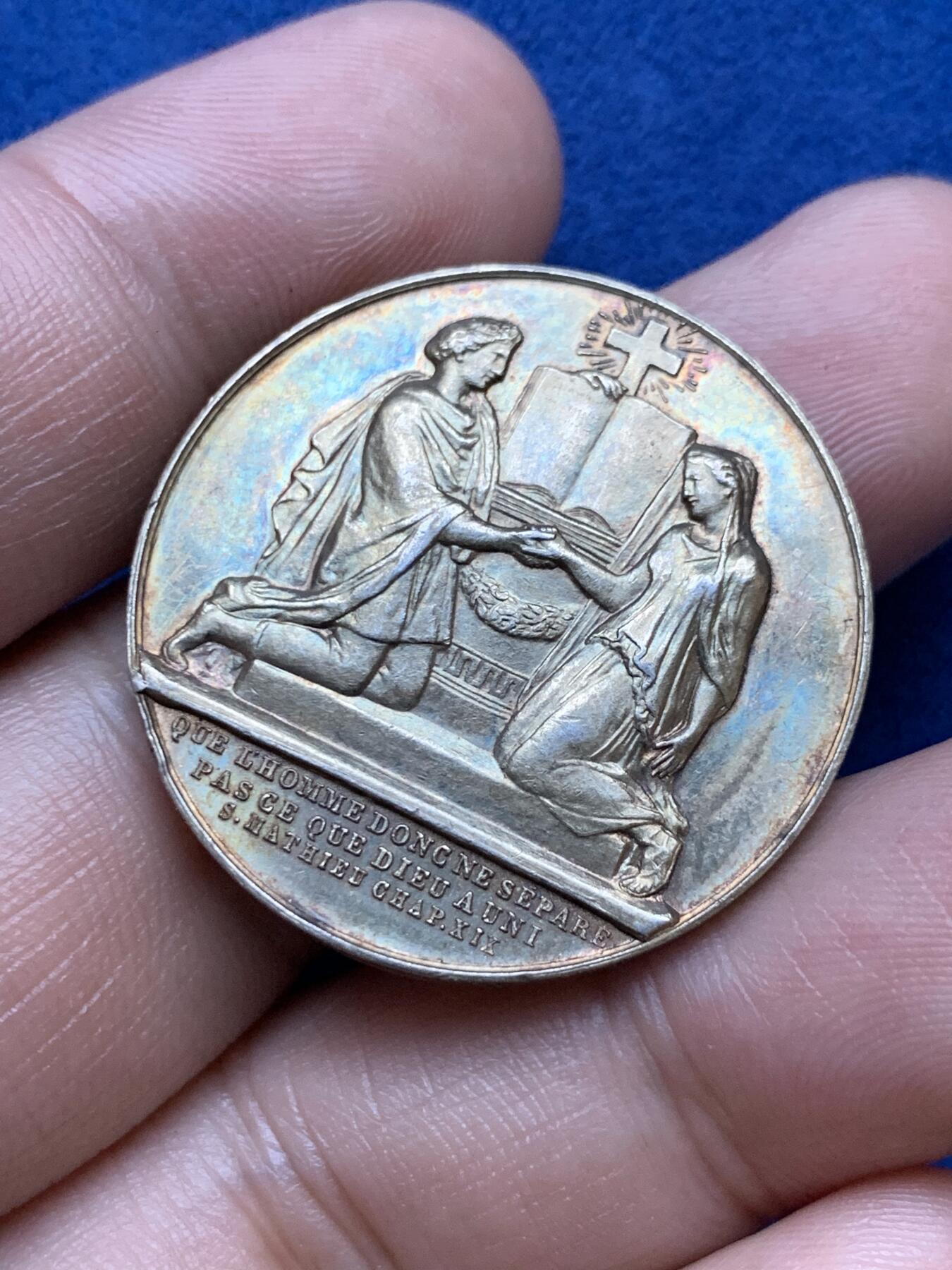 《竞宝斋》第293场- 周日，周一  2场连拍 （全场包邮） 执子之手结婚银章 13.4g 31.7mm 边铭1855 少见版式