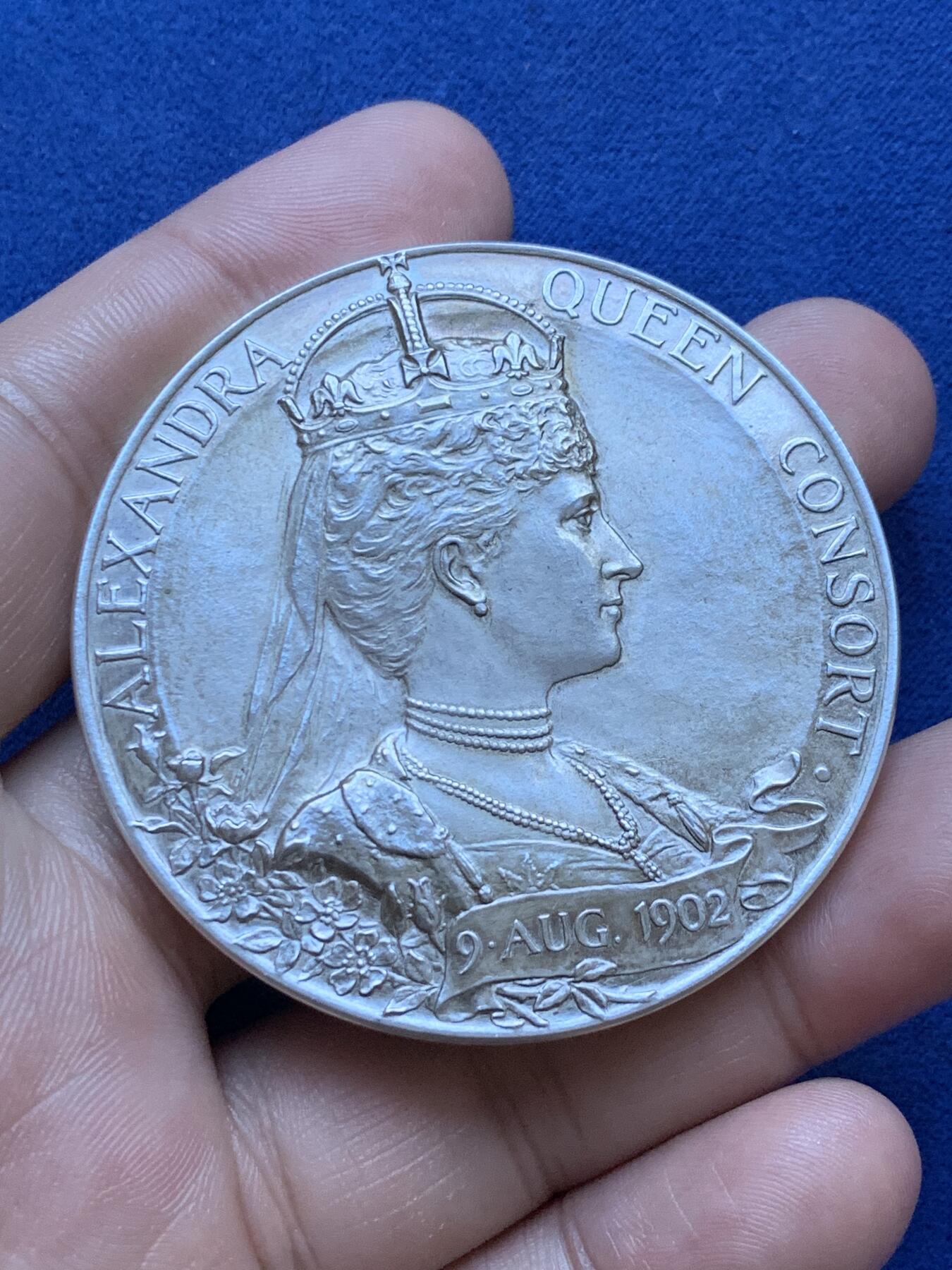 《竞宝斋》第293场- 周日，周一  2场连拍 （全场包邮） 英国1902年爱德华七世登基加冕纪念大银章 原盒，淡淡的黄油彩，自然好味道，品相和光度状态俱佳 55.6mm 86.2g