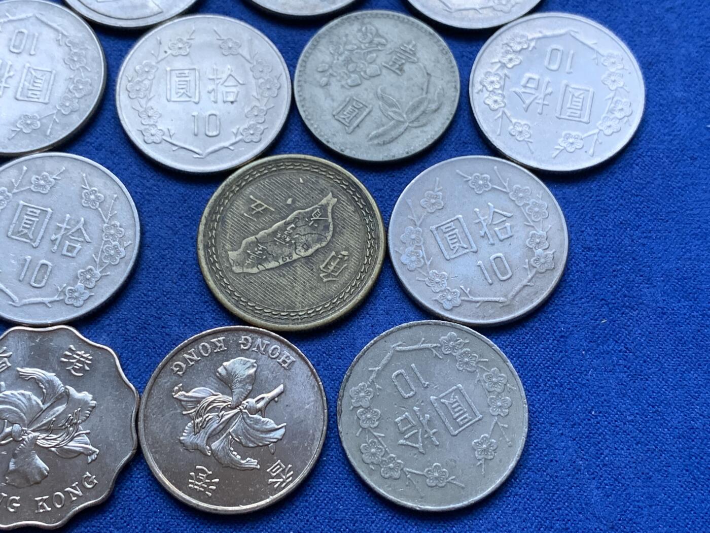 《竞宝斋》第293场- 周日，周一  2场连拍 （全场包邮） 16枚一组 港澳台流通币套装 明细：好品巧克力包浆地瓜五角1枚＋早期民国49年份兰花一元2枚+蒋介石像10元台币10枚＋全新卷拆香港流通币3枚