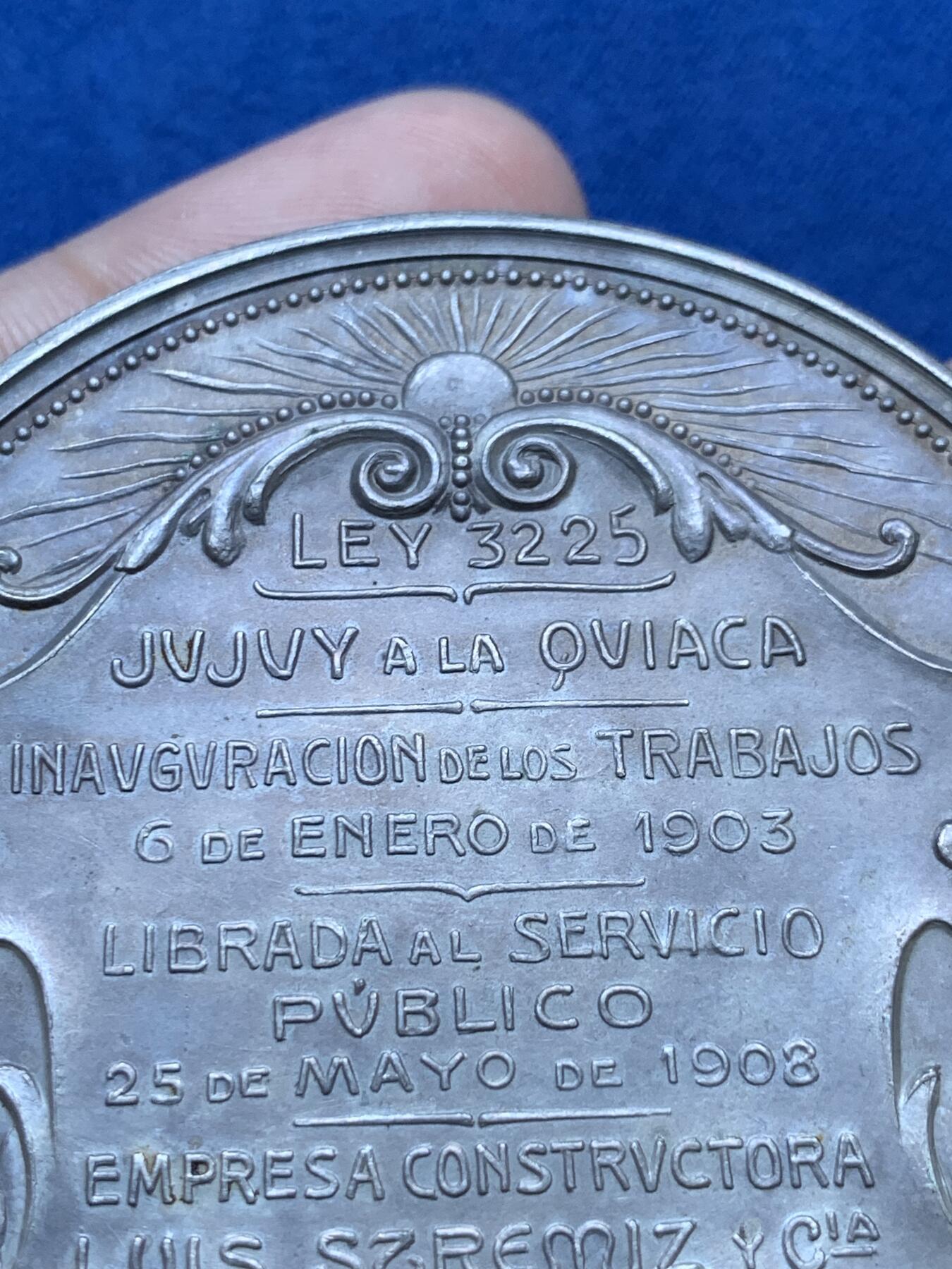 《竞宝斋》第293场- 周日，周一  2场连拍 （全场包邮） 1908阿根廷到玻利维亚的铁路开通纪念章 镀银铜章 大规格 直径65.5MM 约129克 少见南美