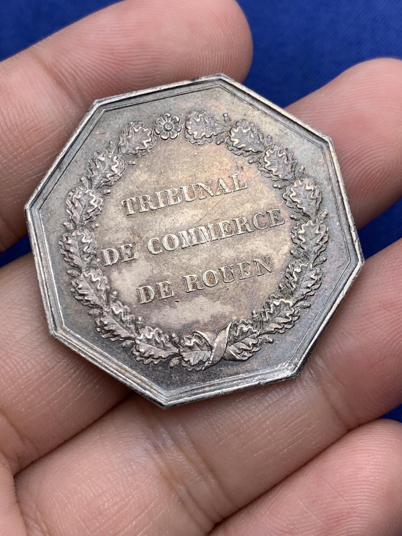 《竞宝斋》第293场- 周日，周一  2场连拍 （全场包邮） 法国鲁昂商事法院八角银质代币 19.9g 36mm 早期油灯边铭 背面带彩