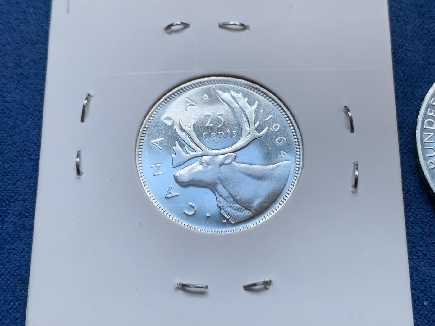 《竞宝斋》第293场- 周日，周一  2场连拍 （全场包邮） 3枚一组 圣马力诺1938年少女5里拉  正面五彩背面黑彩 状态不错+德国1968年人物题材纪念银币  精致币 带镜面光 正面是柏林前市长+加拿大1964年麋鹿25分银币 UNC品相带镜面效果