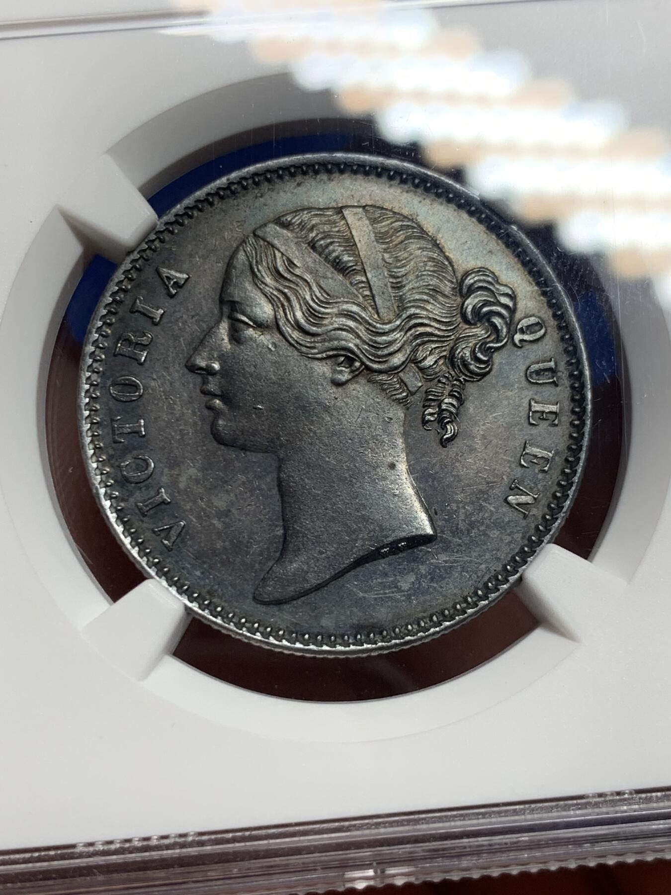 《竞宝斋》第293场- 周日，周一  2场连拍 （全场包邮） NGC UNCD 印度1840年维多利亚双鞭深彩1卢比银币 细节好