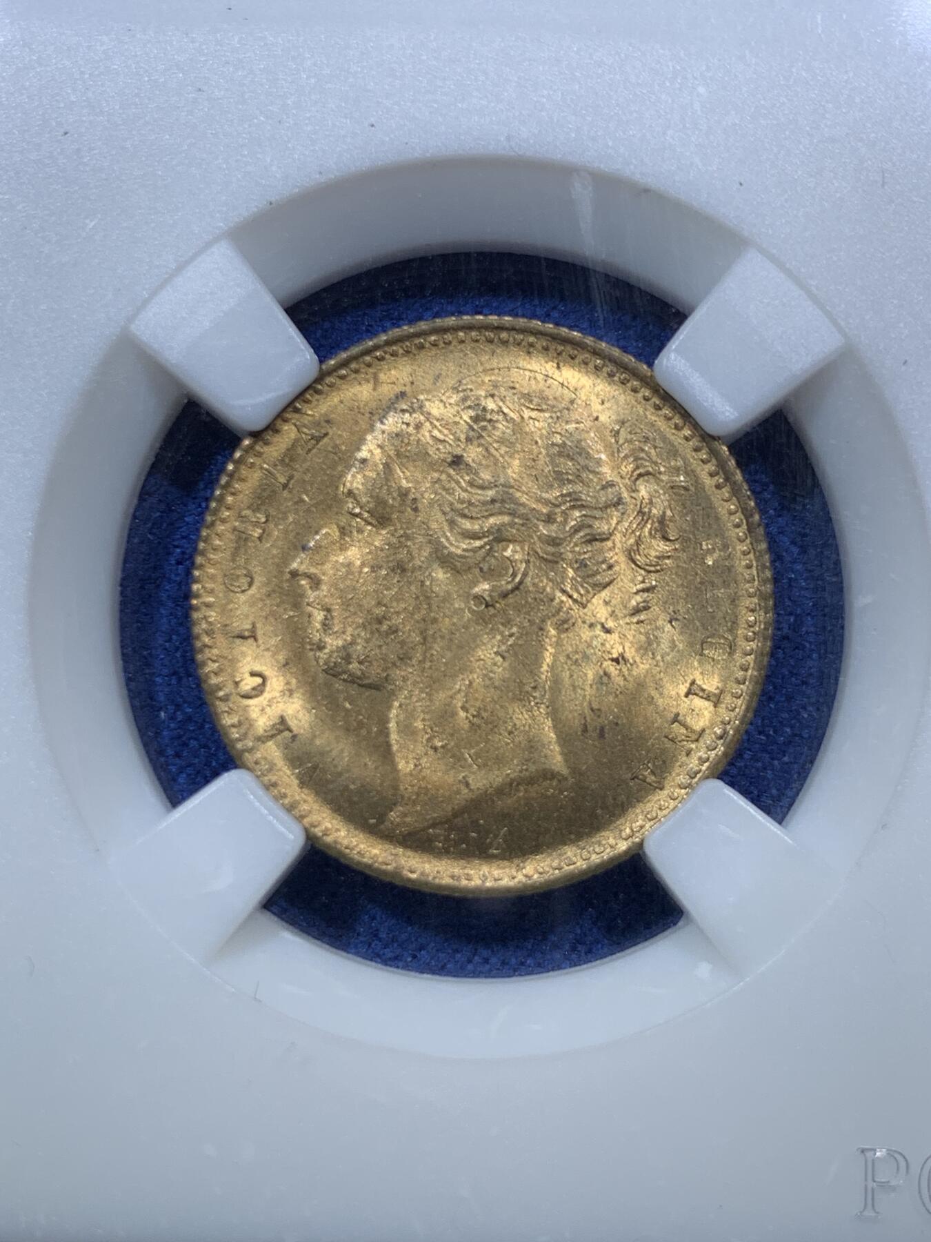 《竞宝斋》第293场- 周日，周一  2场连拍 （全场包邮） PCGS MS62 澳大利亚1886年维多利亚女王1索维林金币 铸造于墨尔本造币厂。金价如此，老金币的性价比已经远超克价700的金首饰了，这颗带点pl挺漂亮。可自玩的东西了。再送一颗非常少见的同时期的镀金token，好事成双。
