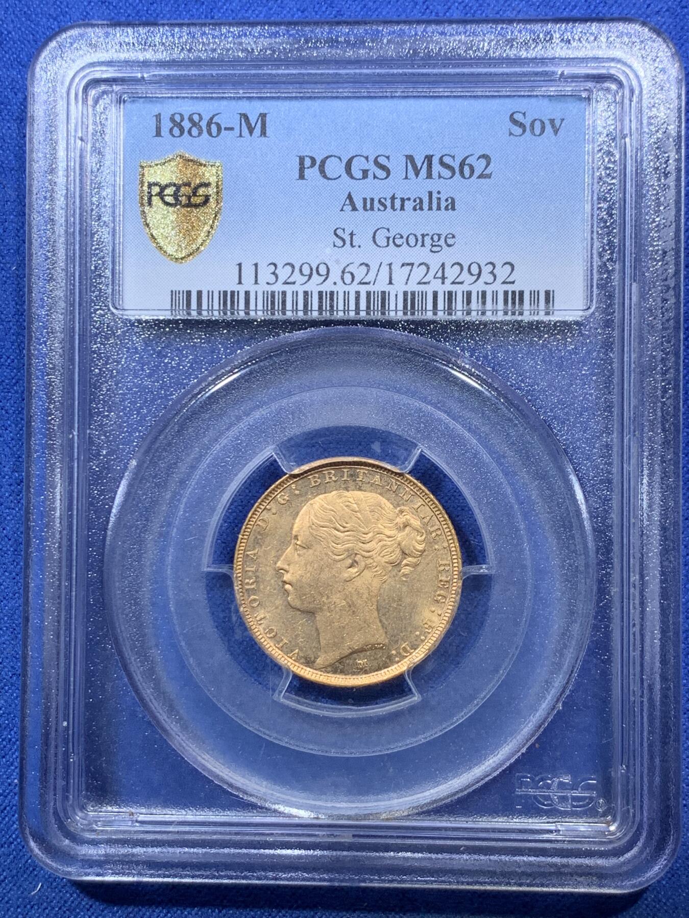 《竞宝斋》第293场- 周日，周一  2场连拍 （全场包邮） PCGS MS62 澳大利亚1886年维多利亚女王1索维林金币 铸造于墨尔本造币厂。金价如此，老金币的性价比已经远超克价700的金首饰了，这颗带点pl挺漂亮。可自玩的东西了。再送一颗非常少见的同时期的镀金token，好事成双。