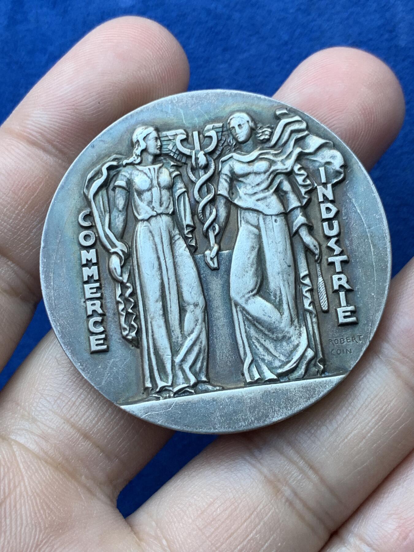 《竞宝斋》第293场- 周日，周一  2场连拍 （全场包邮） 法国银章 商业与工业双女神 背面是里尔商业大楼 作者Robert 直径约44.8mm 重约63.3g 边铭丰饶角1ARGENT 章体厚实 950银