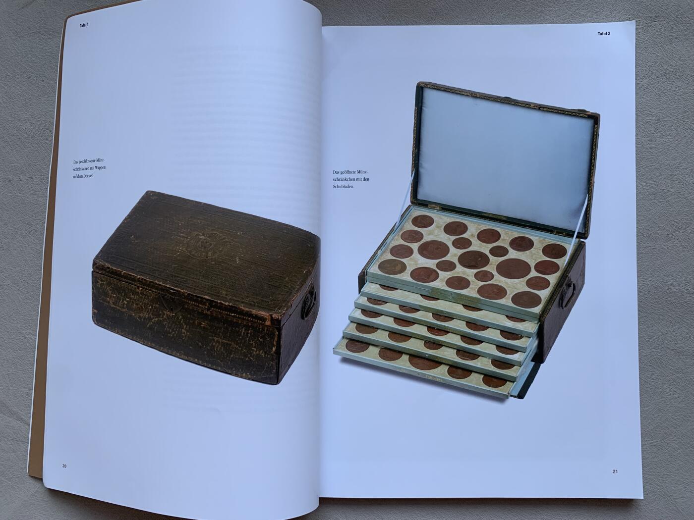 《竞宝斋》第293场- 周日，周一  2场连拍 （全场包邮） 拿破仑集藏章目录 全彩色  照片藏品全部来源博物馆 拿章必备用书 A4纸大小 全彩页