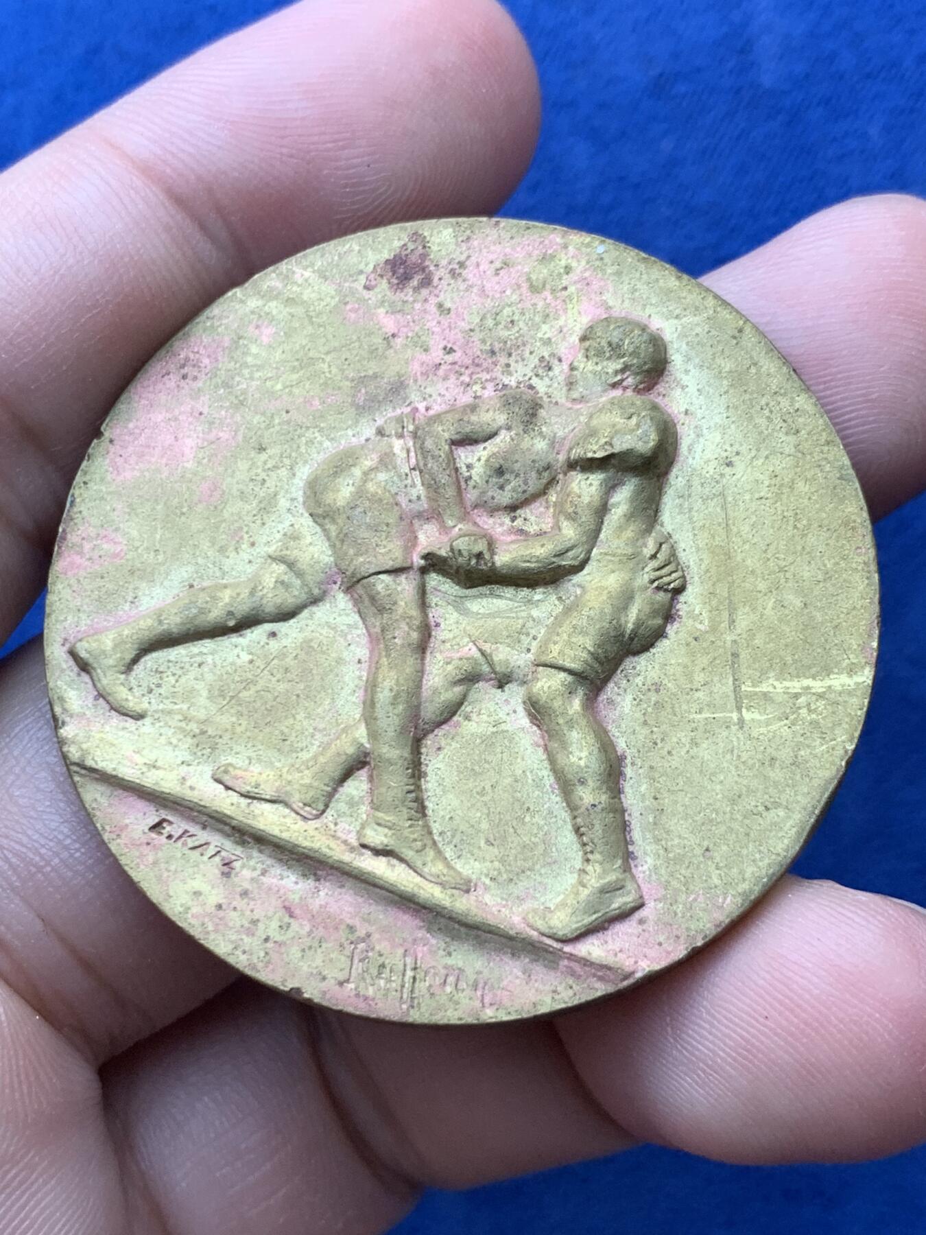 《竞宝斋》第293场- 周日，周一  2场连拍 （全场包邮） 法国古典式摔跤铜章 44.2mm 42.8g