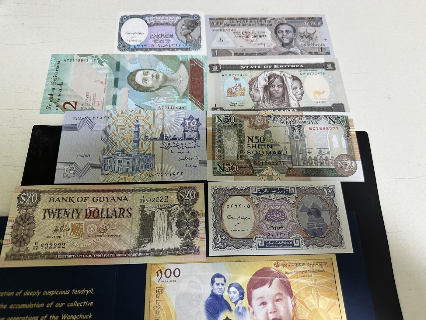 《外钞收藏家》第三百九十七期 不丹100纪念钞原装册子+精美8张纸币 全新UNC 裸币有少量潮 9张一起